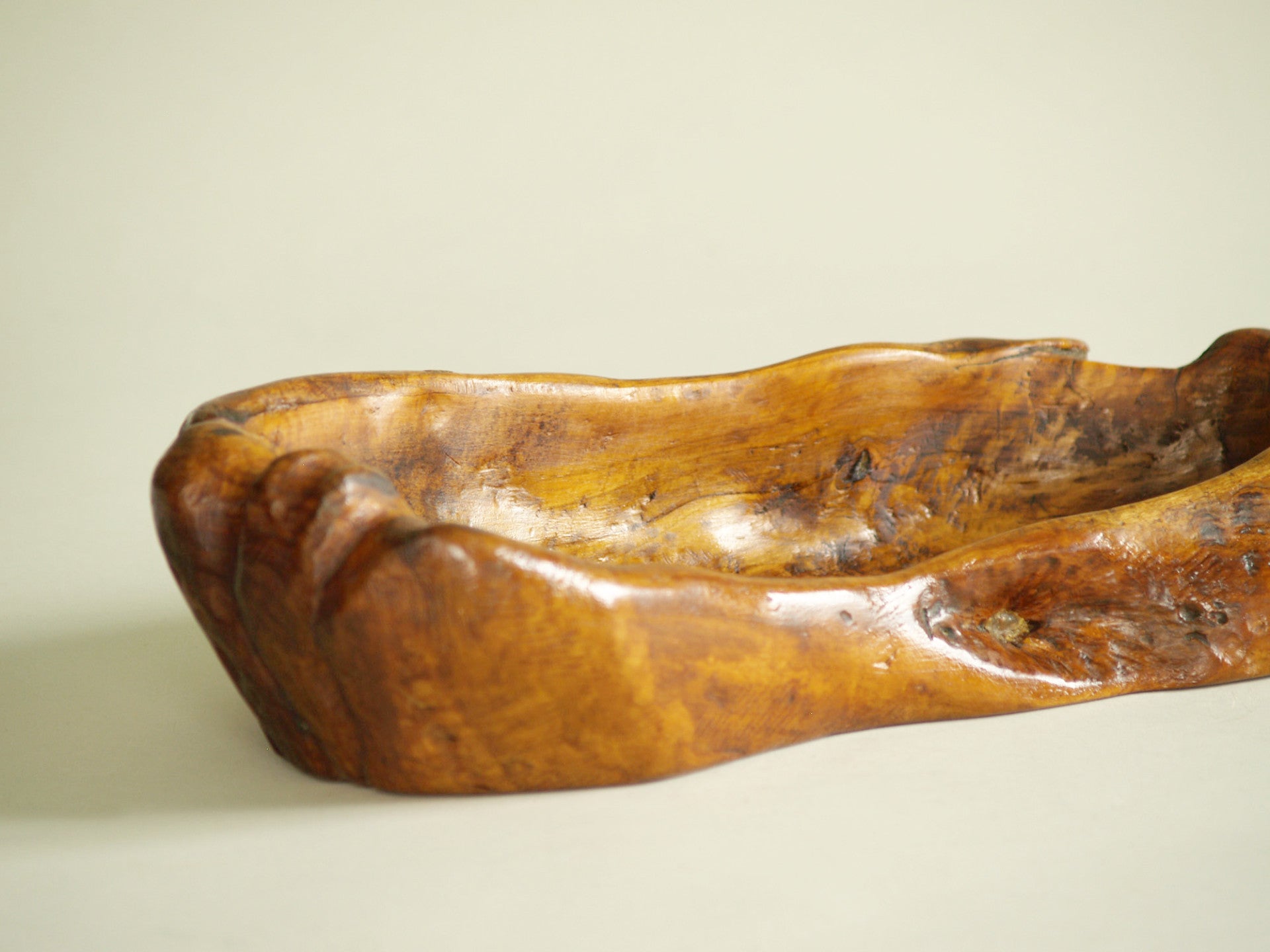 Rare ensemble de coupes monoxyles de forme libre par Hardoin, France (1977)..Set of freeform carved bowls by Hardoin, France (1977)