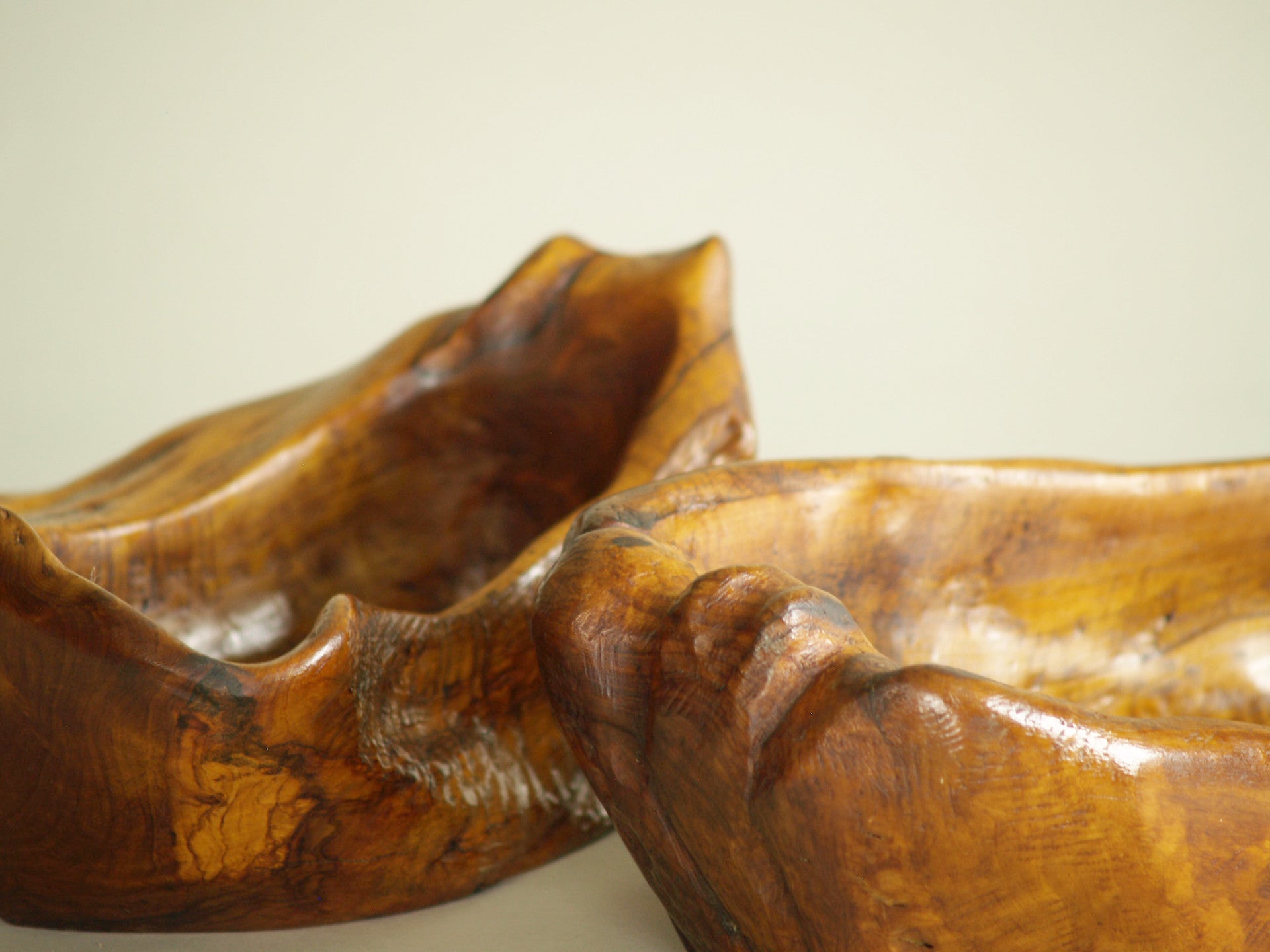 Rare ensemble de coupes monoxyles de forme libre par Hardoin, France (1977)..Set of freeform carved bowls by Hardoin, France (1977)