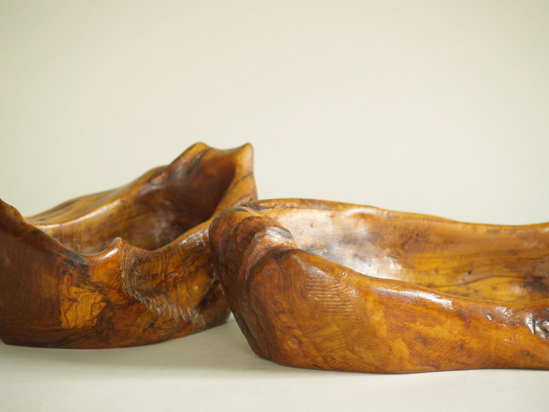 Rare ensemble de coupes monoxyles de forme libre par Hardoin, France (1977)..Set of freeform carved bowls by Hardoin, France (1977)