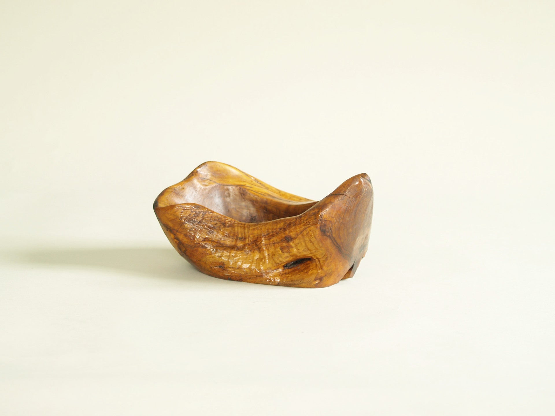 Rare ensemble de coupes monoxyles de forme libre par Hardoin, France (1977)..Set of freeform carved bowls by Hardoin, France (1977)