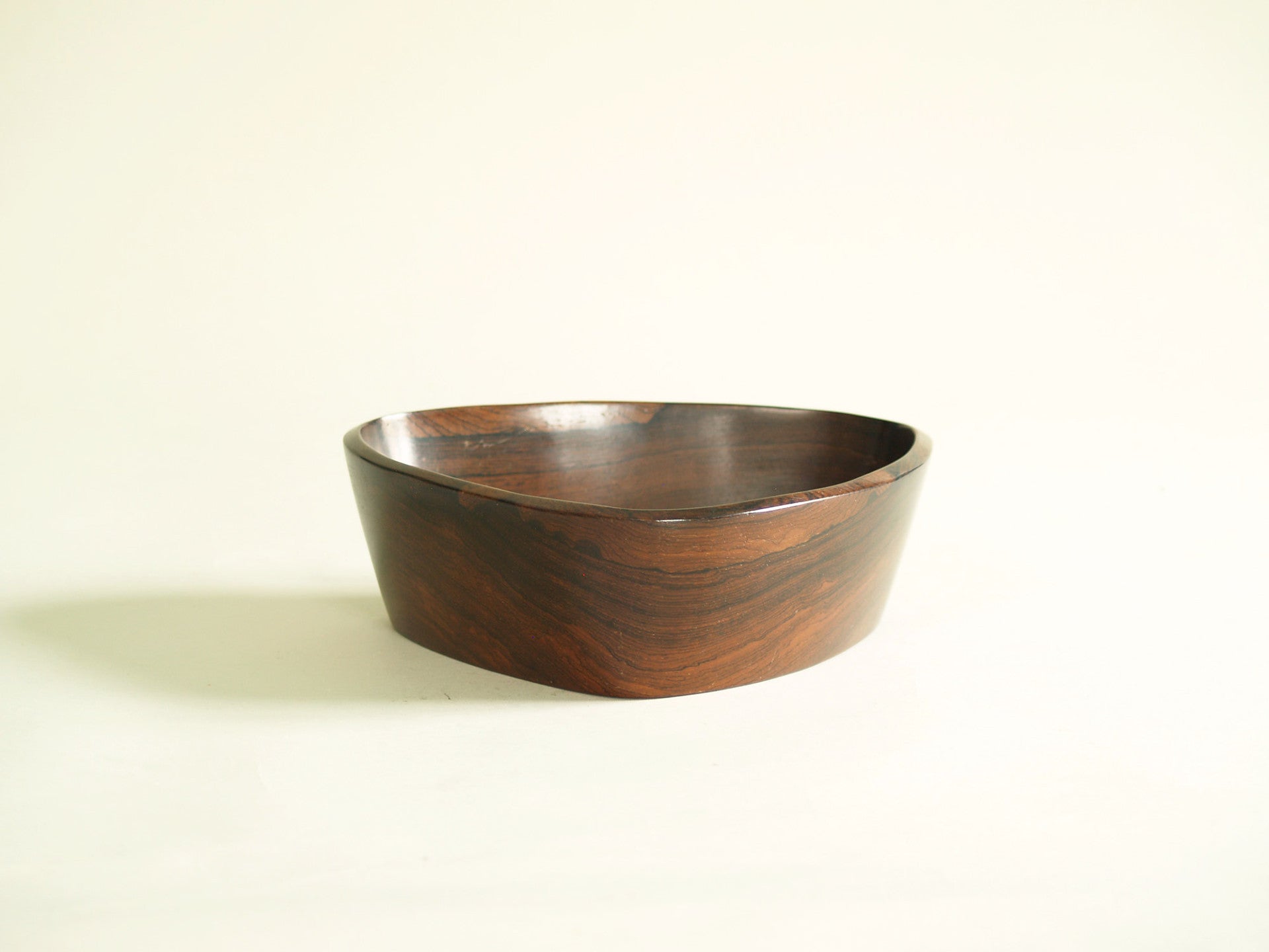 Coupe monoxyle de forme triangulaire en palissandre, Brésil (vers 1955)..Rosewood triangular carved bowl, Brasil (circa 1955)