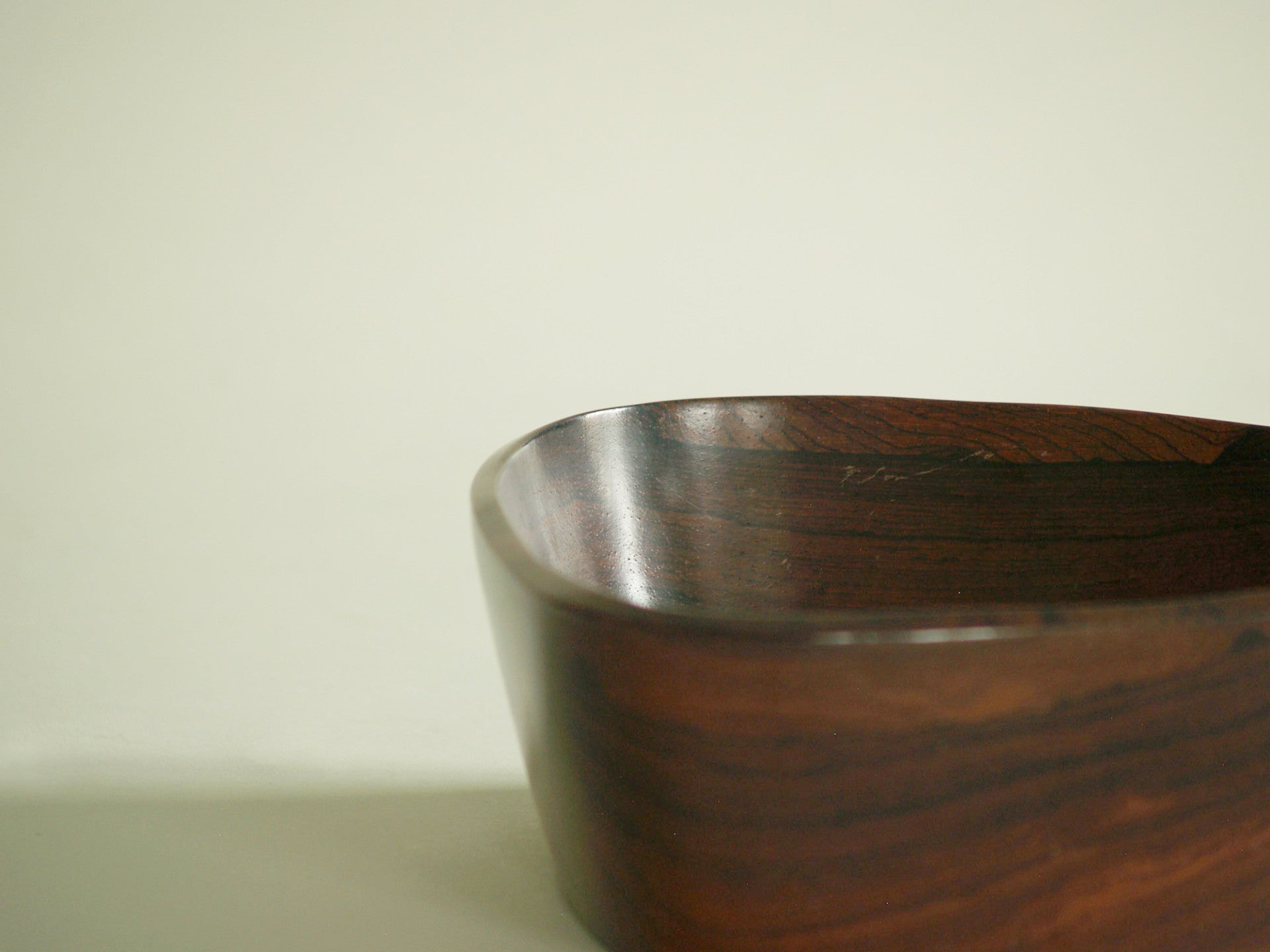 Coupe monoxyle de forme triangulaire en palissandre, Brésil (vers 1955)..Rosewood triangular carved bowl, Brasil (circa 1955)
