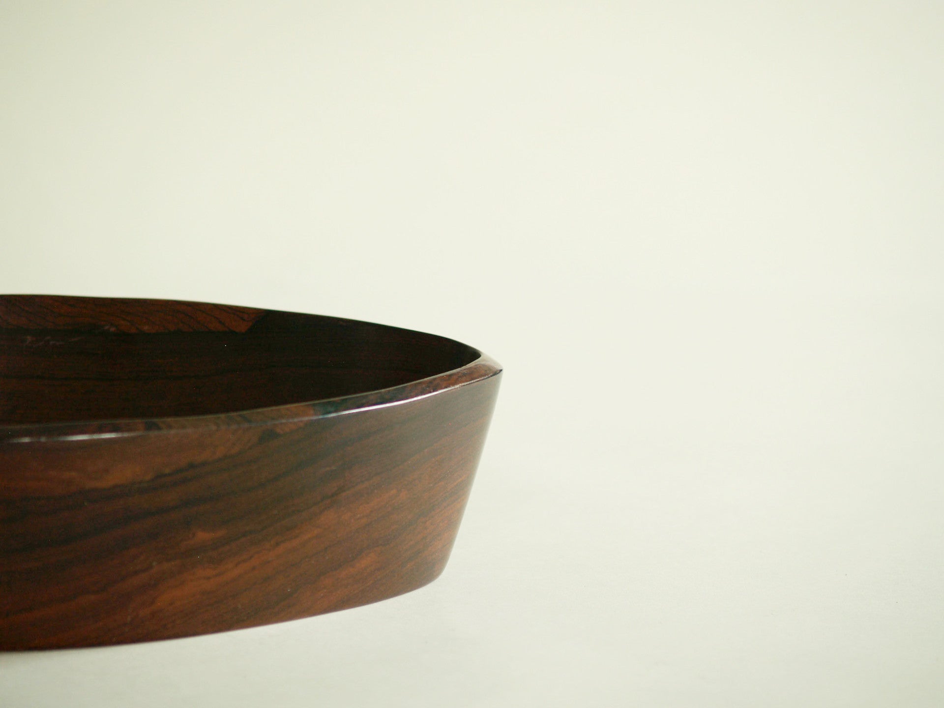 Coupe monoxyle de forme triangulaire en palissandre, Brésil (vers 1955)..Rosewood triangular carved bowl, Brasil (circa 1955)