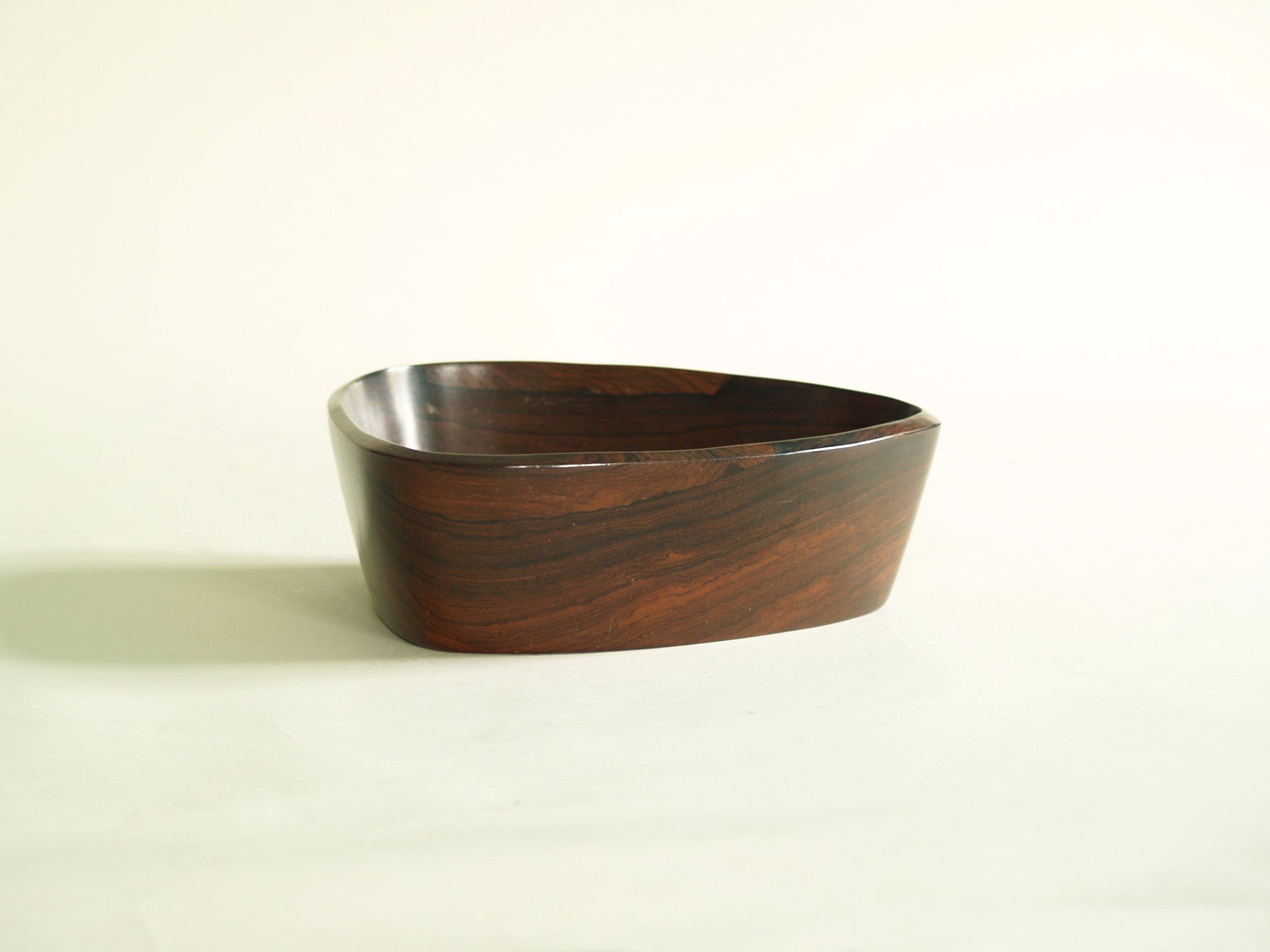 Coupe monoxyle de forme triangulaire en palissandre, Brésil (vers 1955)..Rosewood triangular carved bowl, Brasil (circa 1955)