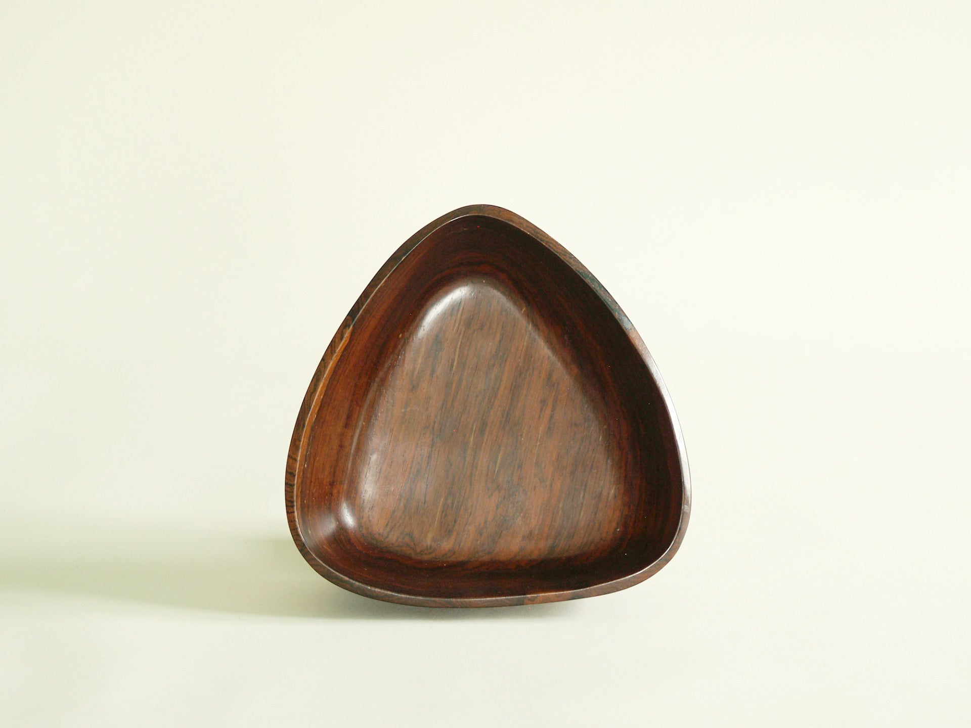 Coupe monoxyle de forme triangulaire en palissandre, Brésil (vers 1955)..Rosewood triangular carved bowl, Brasil (circa 1955)