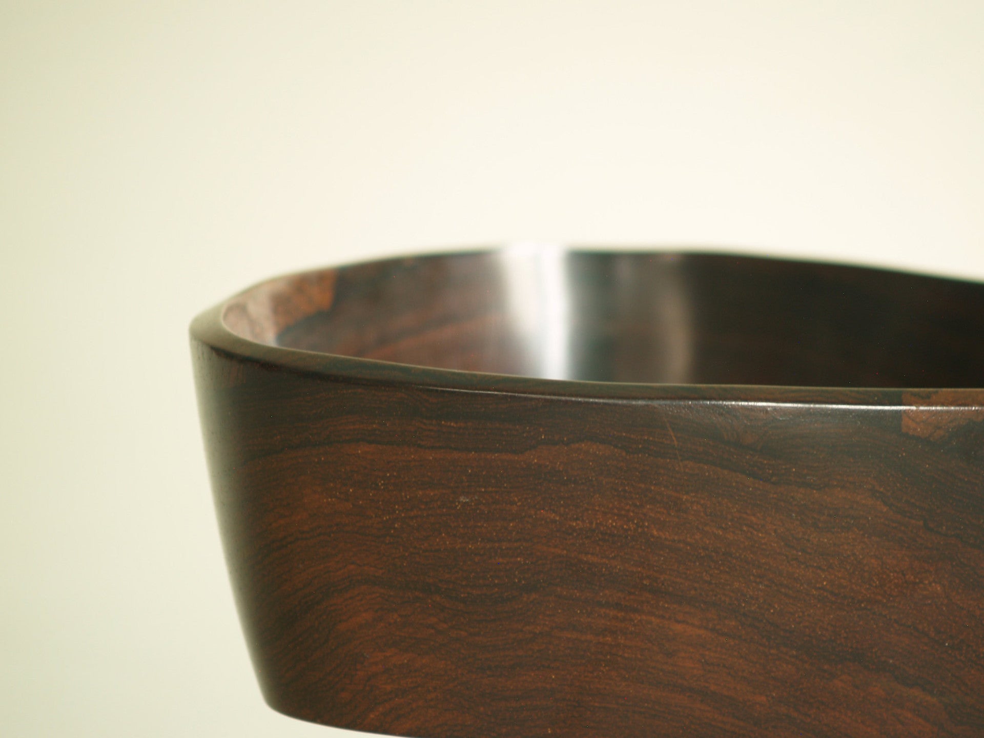 Coupe monoxyle de forme triangulaire en palissandre, Brésil (vers 1955)..Rosewood triangular carved bowl, Brasil (circa 1955)