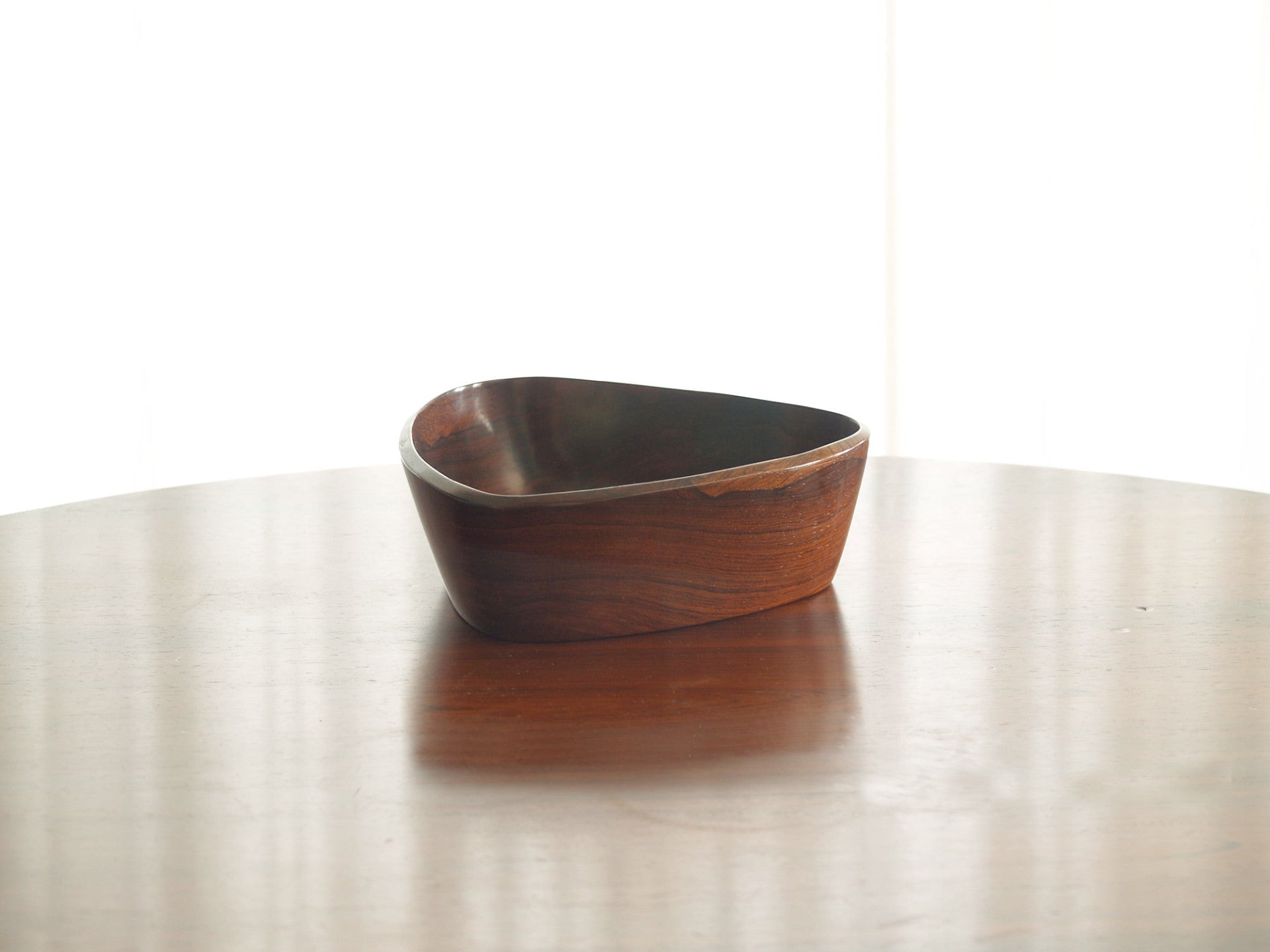 Coupe monoxyle de forme triangulaire en palissandre, Brésil (vers 1955)..Rosewood triangular carved bowl, Brasil (circa 1955)