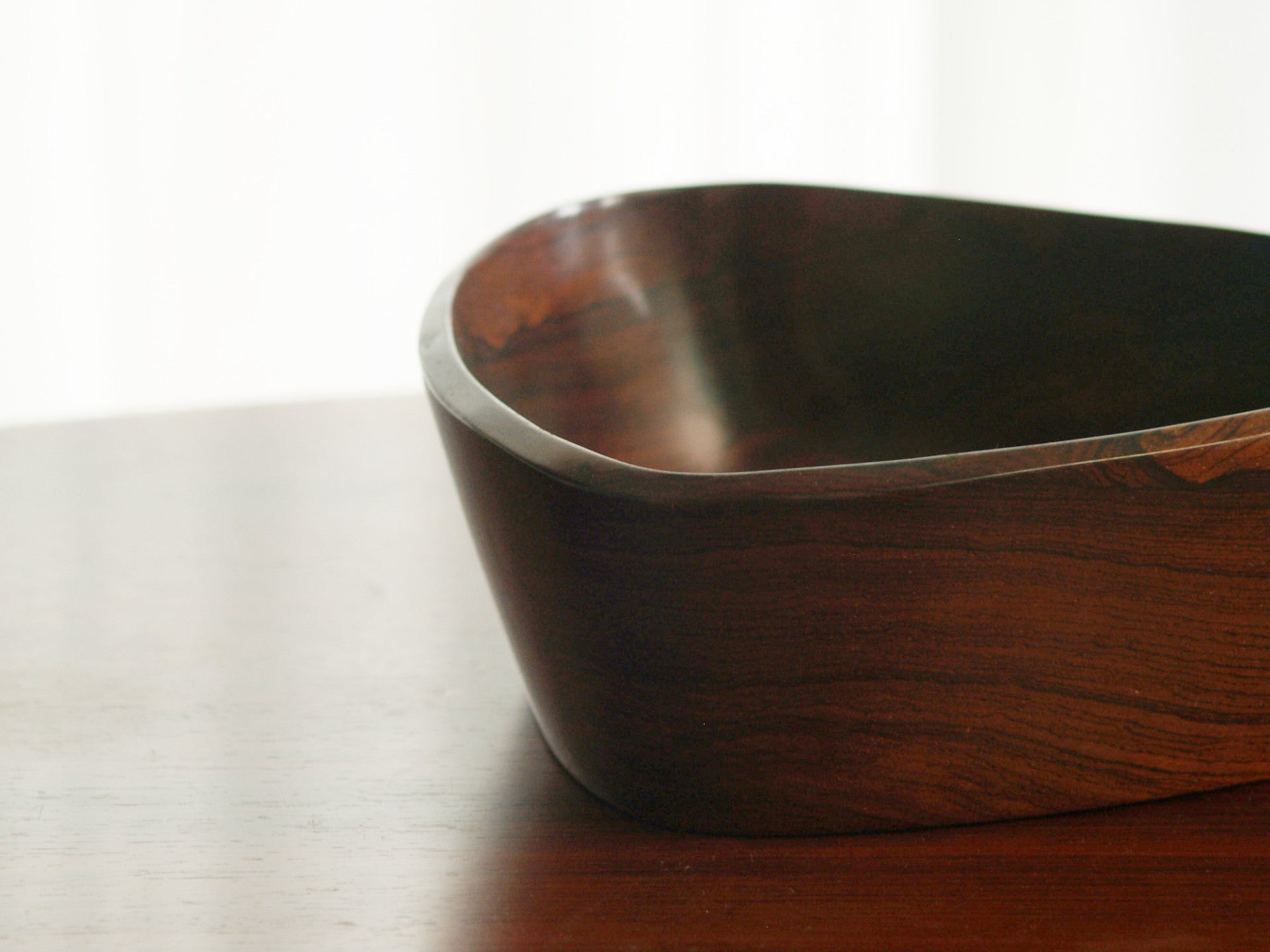 Coupe monoxyle de forme triangulaire en palissandre, Brésil (vers 1955)..Rosewood triangular carved bowl, Brasil (circa 1955)