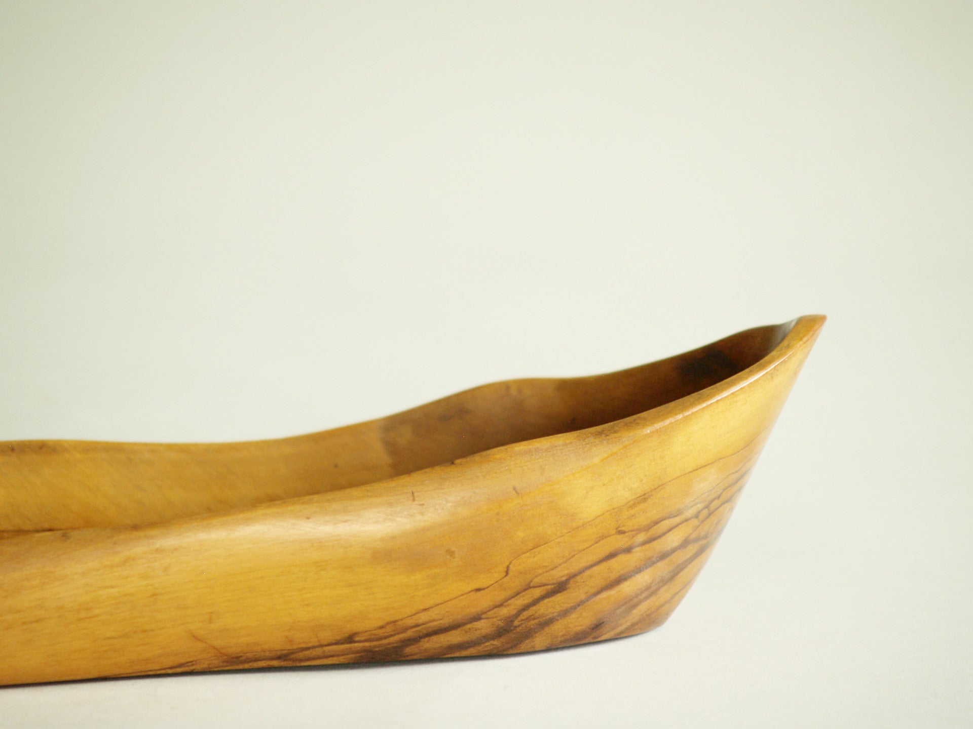 Coupe monoxyle de forme navette, France (vers 1950)..boat-shaped carved bowl, France (circa 1950)