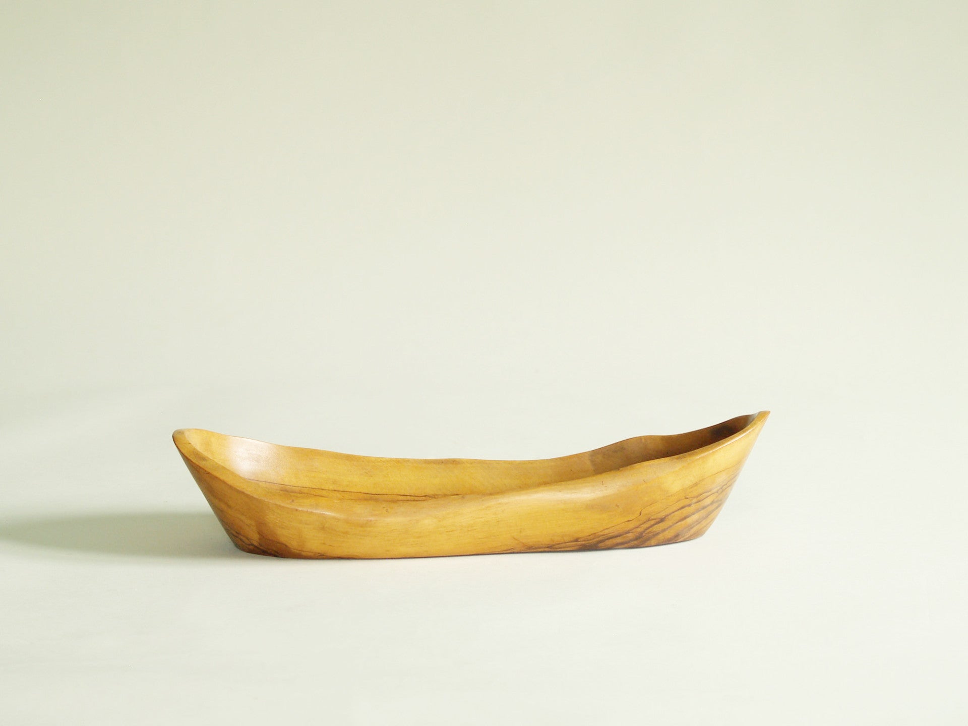 Coupe monoxyle de forme navette, France (vers 1950)..boat-shaped carved bowl, France (circa 1950)
