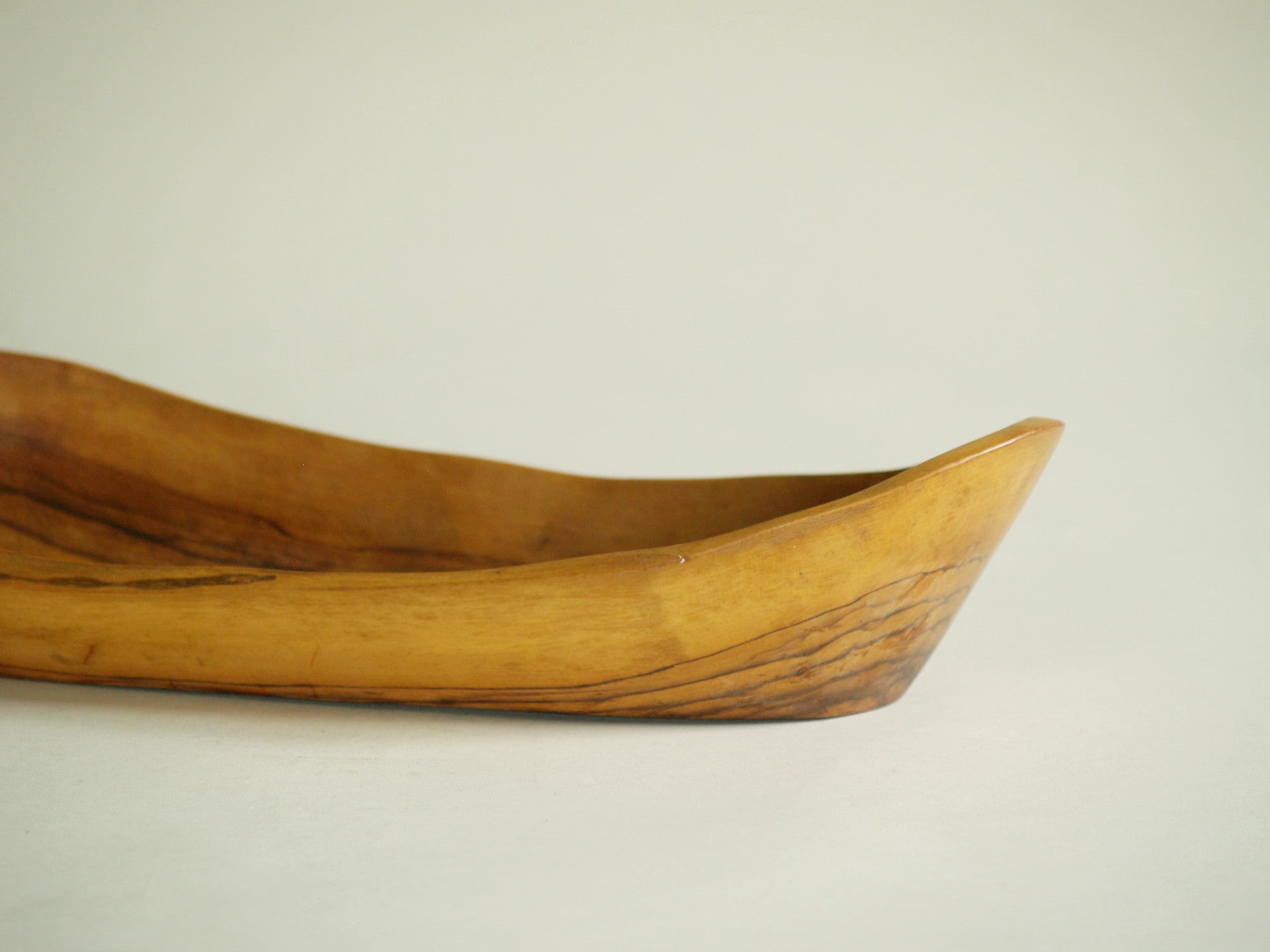 Coupe monoxyle de forme navette, France (vers 1950)..boat-shaped carved bowl, France (circa 1950)