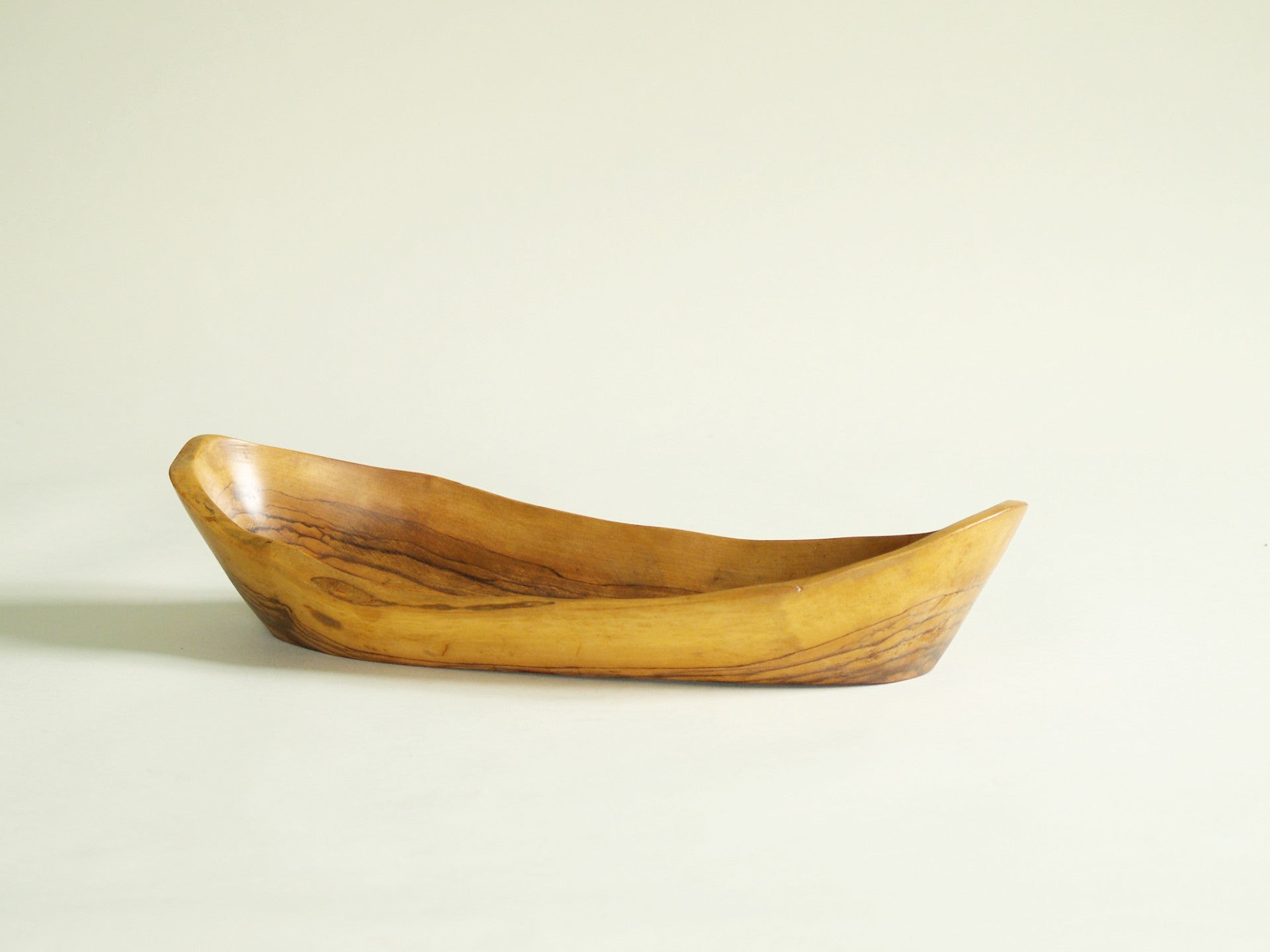 Coupe monoxyle de forme navette, France (vers 1950)..boat-shaped carved bowl, France (circa 1950)
