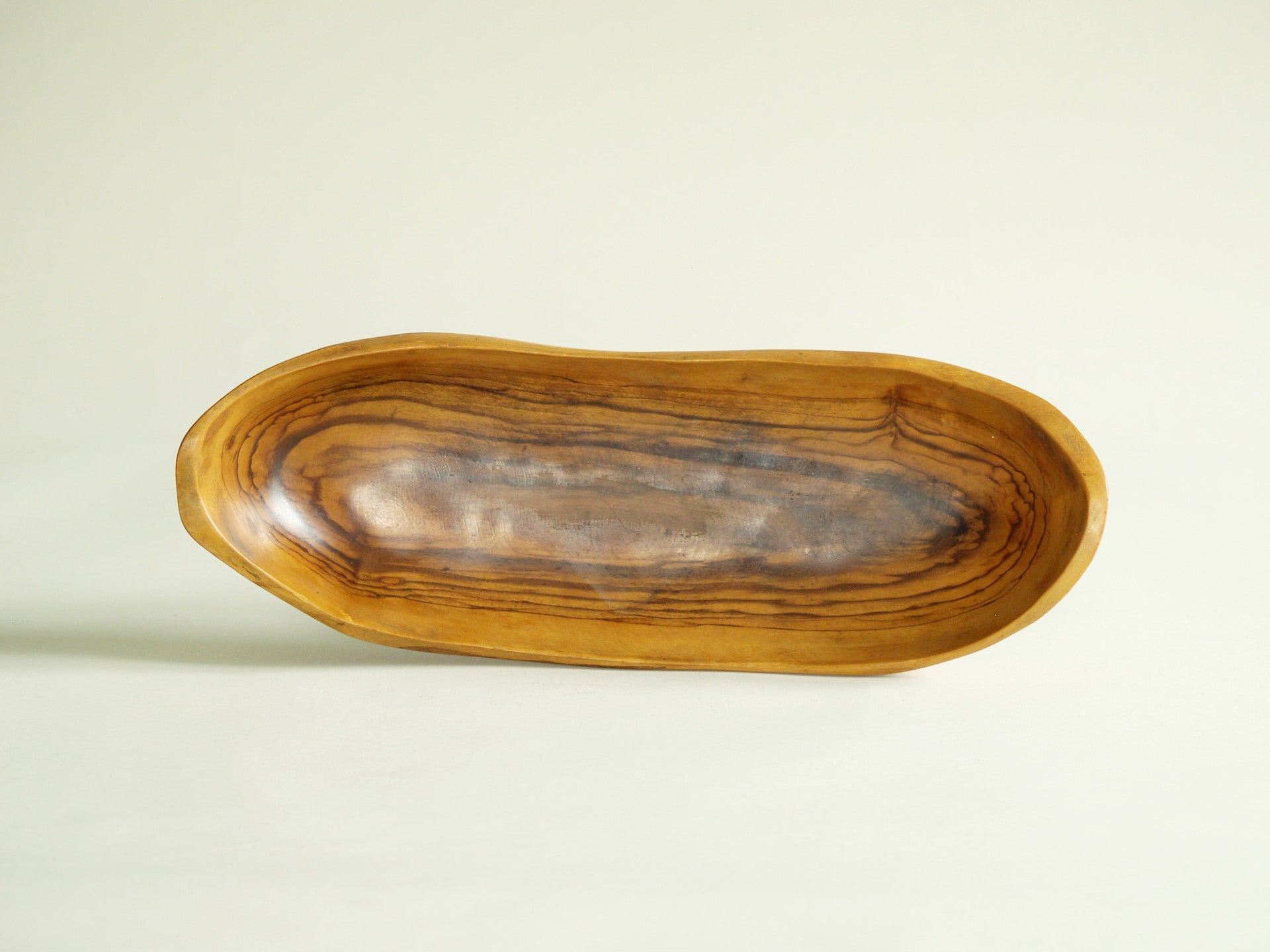 Coupe monoxyle de forme navette, France (vers 1950)..boat-shaped carved bowl, France (circa 1950)