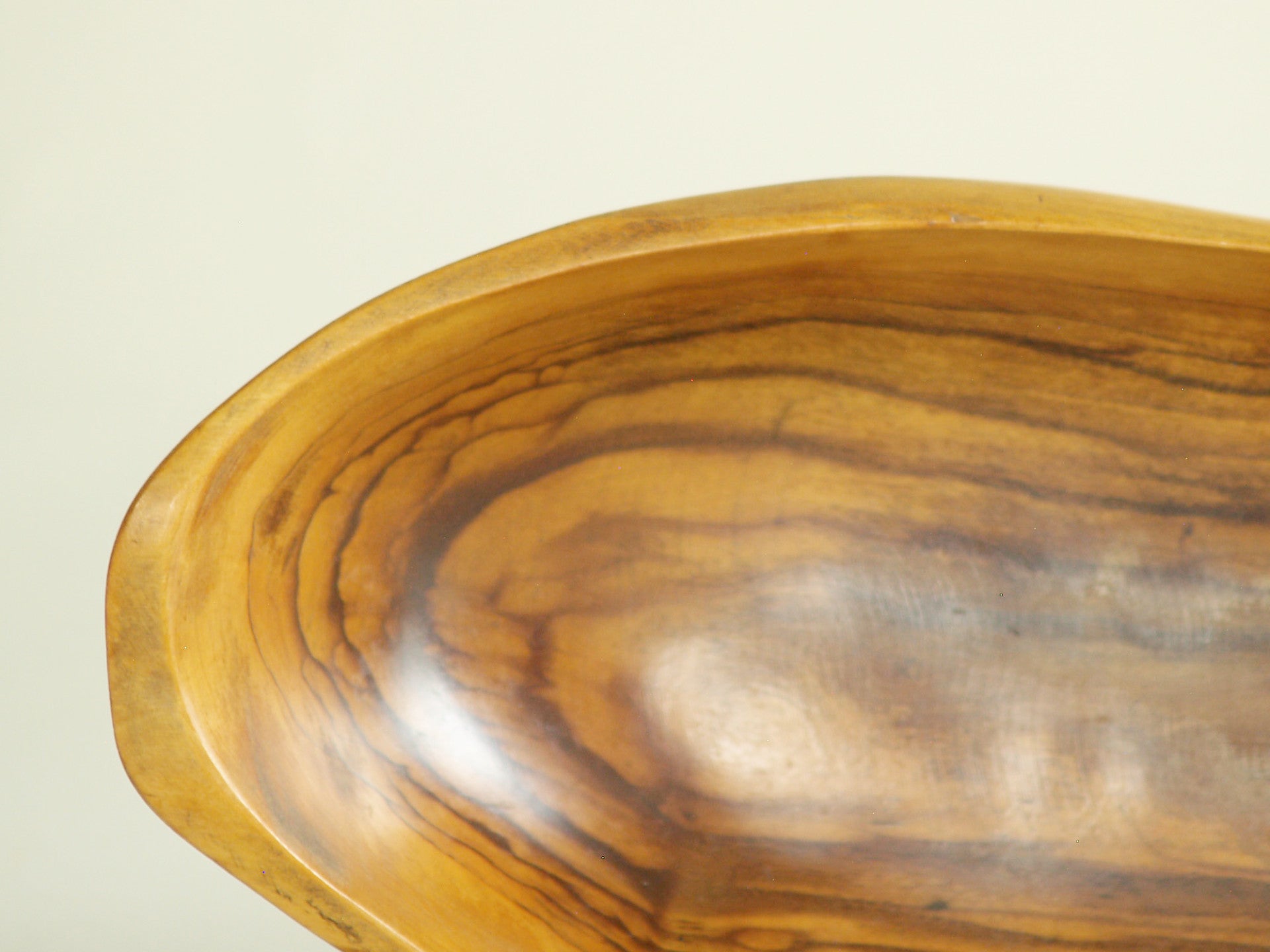 Coupe monoxyle de forme navette, France (vers 1950)..boat-shaped carved bowl, France (circa 1950)