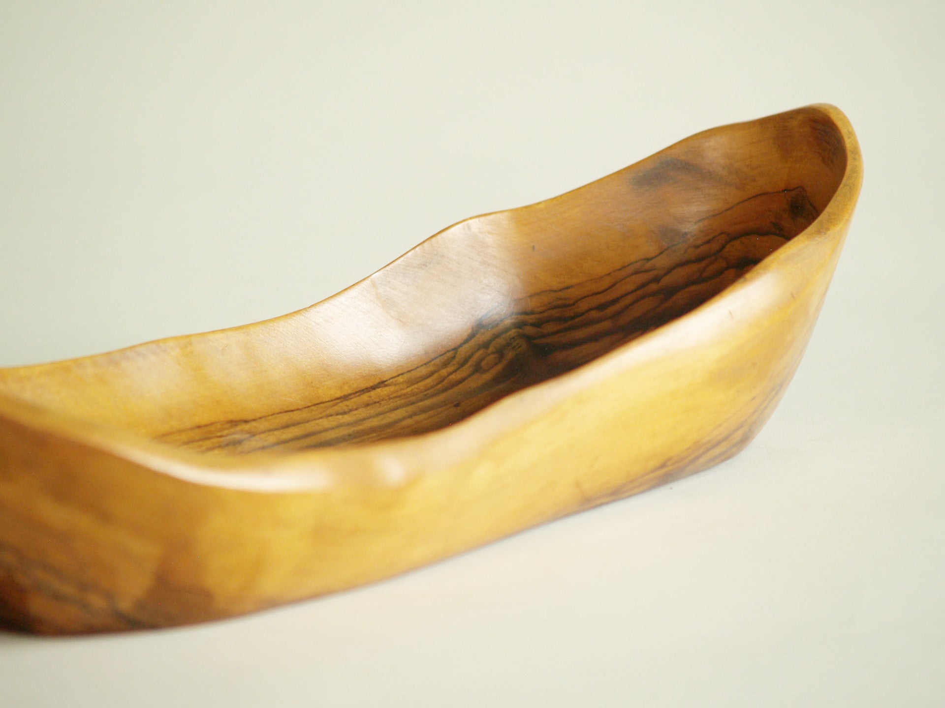 Coupe monoxyle de forme navette, France (vers 1950)..boat-shaped carved bowl, France (circa 1950)