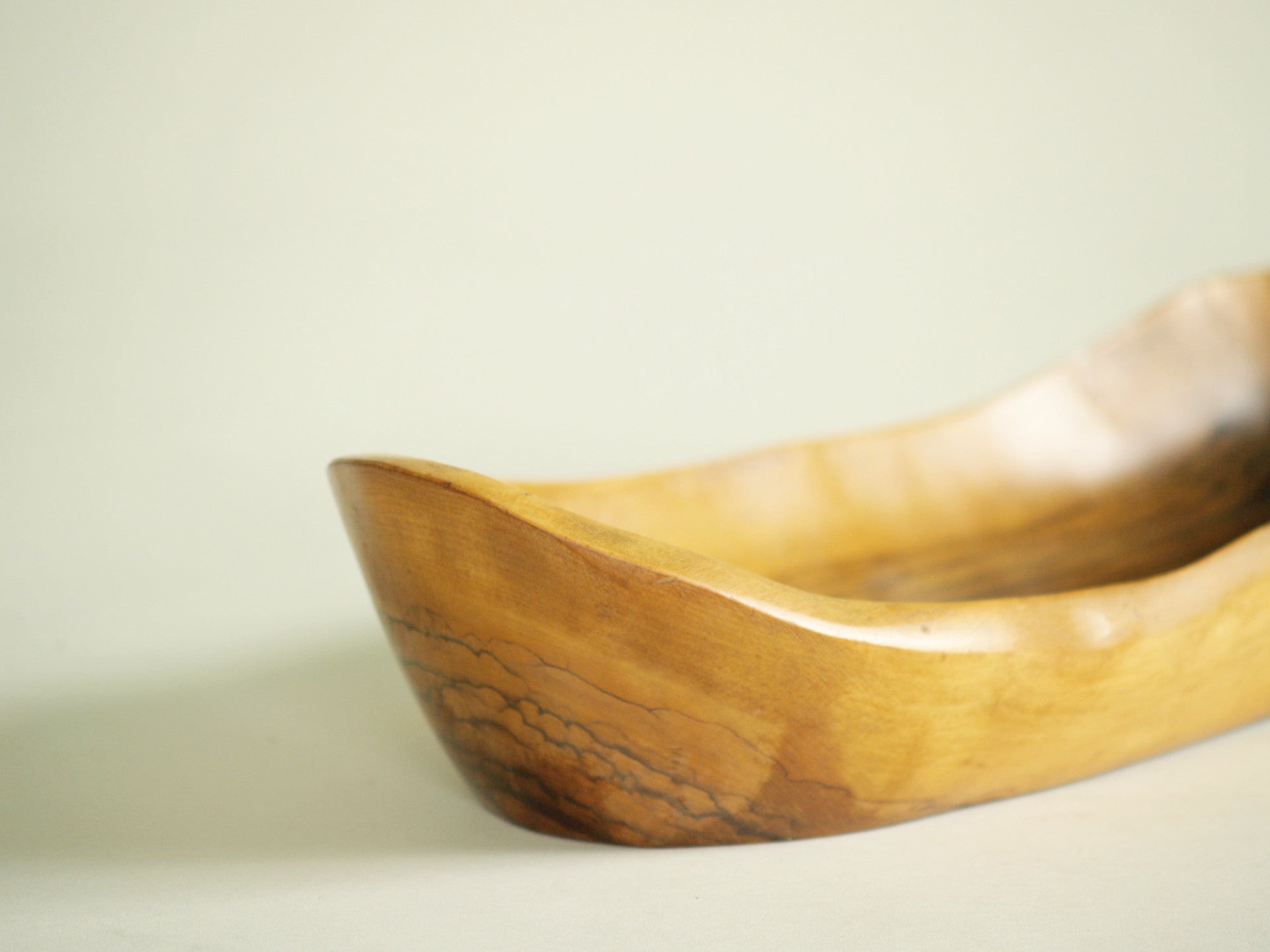 Coupe monoxyle de forme navette, France (vers 1950)..boat-shaped carved bowl, France (circa 1950)