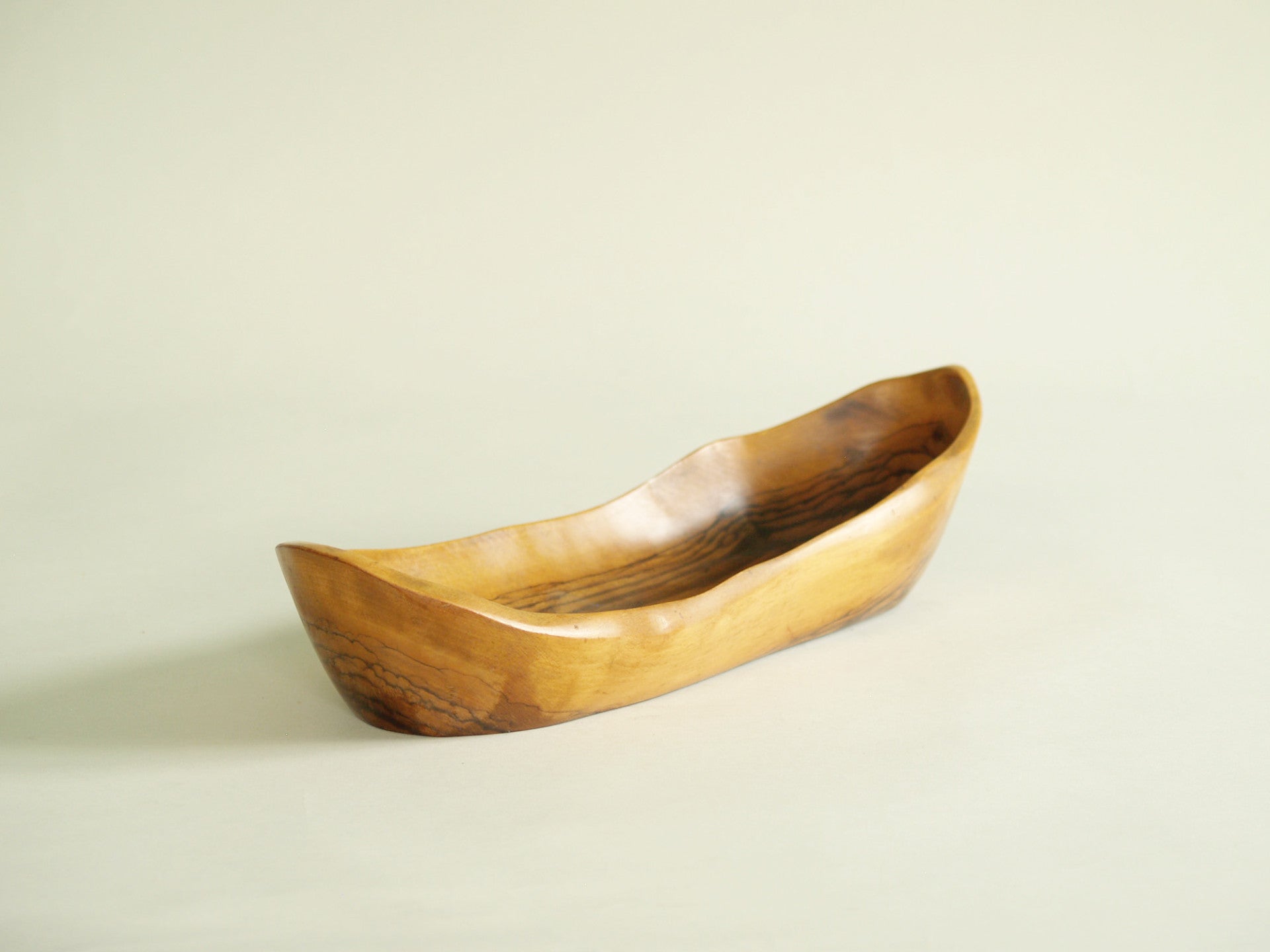Coupe monoxyle de forme navette, France (vers 1950)..boat-shaped carved bowl, France (circa 1950)