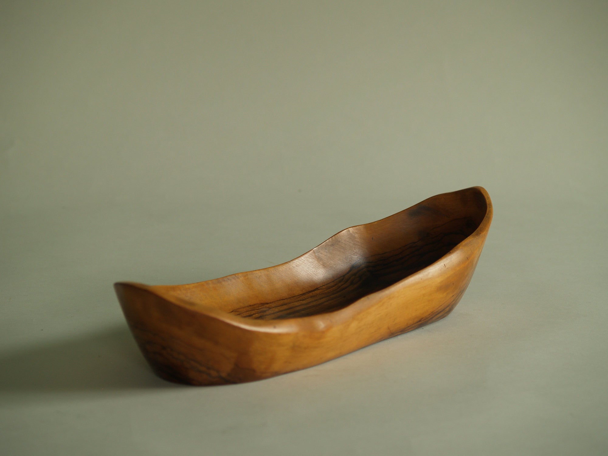 Coupe monoxyle de forme navette, France (vers 1950)..boat-shaped carved bowl, France (circa 1950)