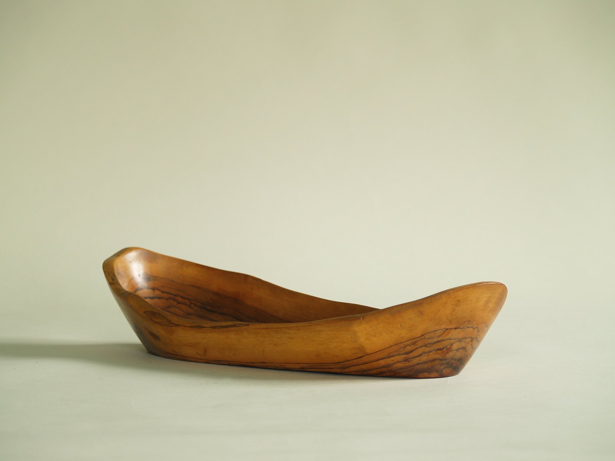 Coupe monoxyle de forme navette, France (vers 1950)..boat-shaped carved bowl, France (circa 1950)
