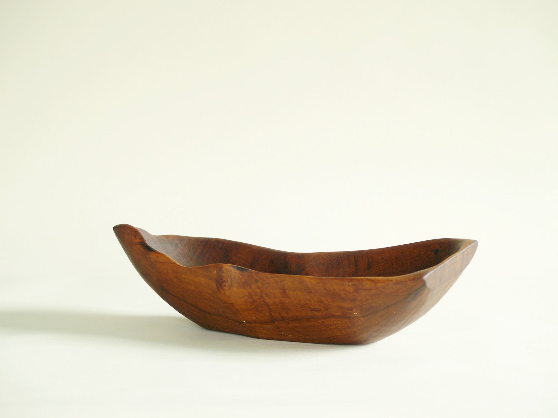 Coupe monoxyle de forme libre, France (vers 1955)..Free form carved bowl, France (circa 1955)