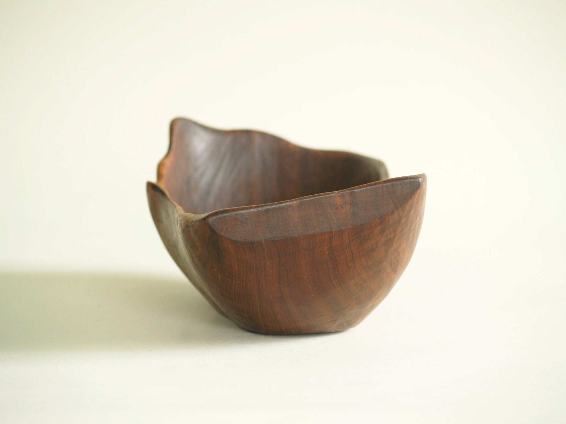 Coupe monoxyle de forme libre, France (vers 1955)..Free form carved bowl, France (circa 1955)