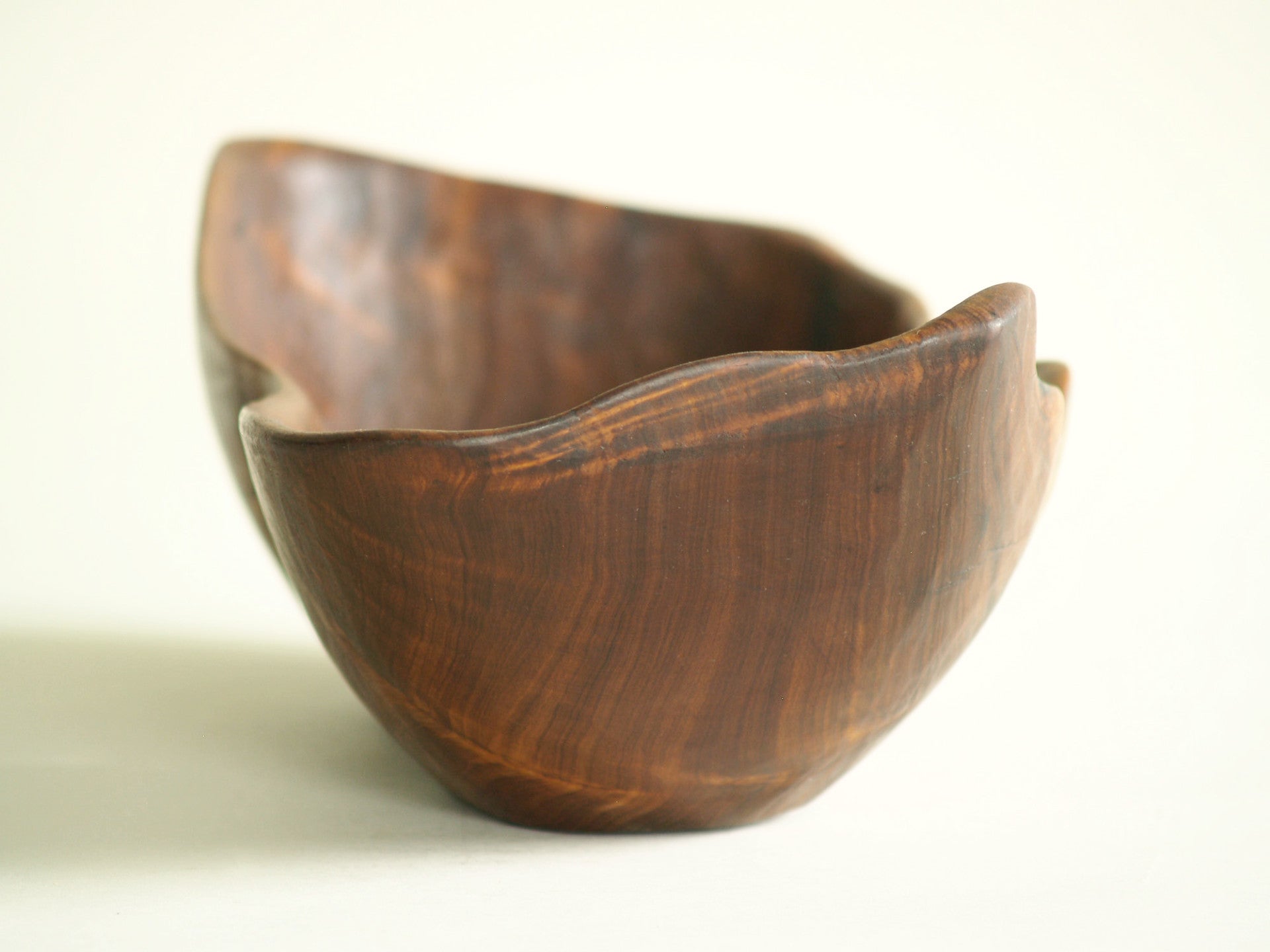 Coupe monoxyle de forme libre, France (vers 1955)..Free form carved bowl, France (circa 1955)