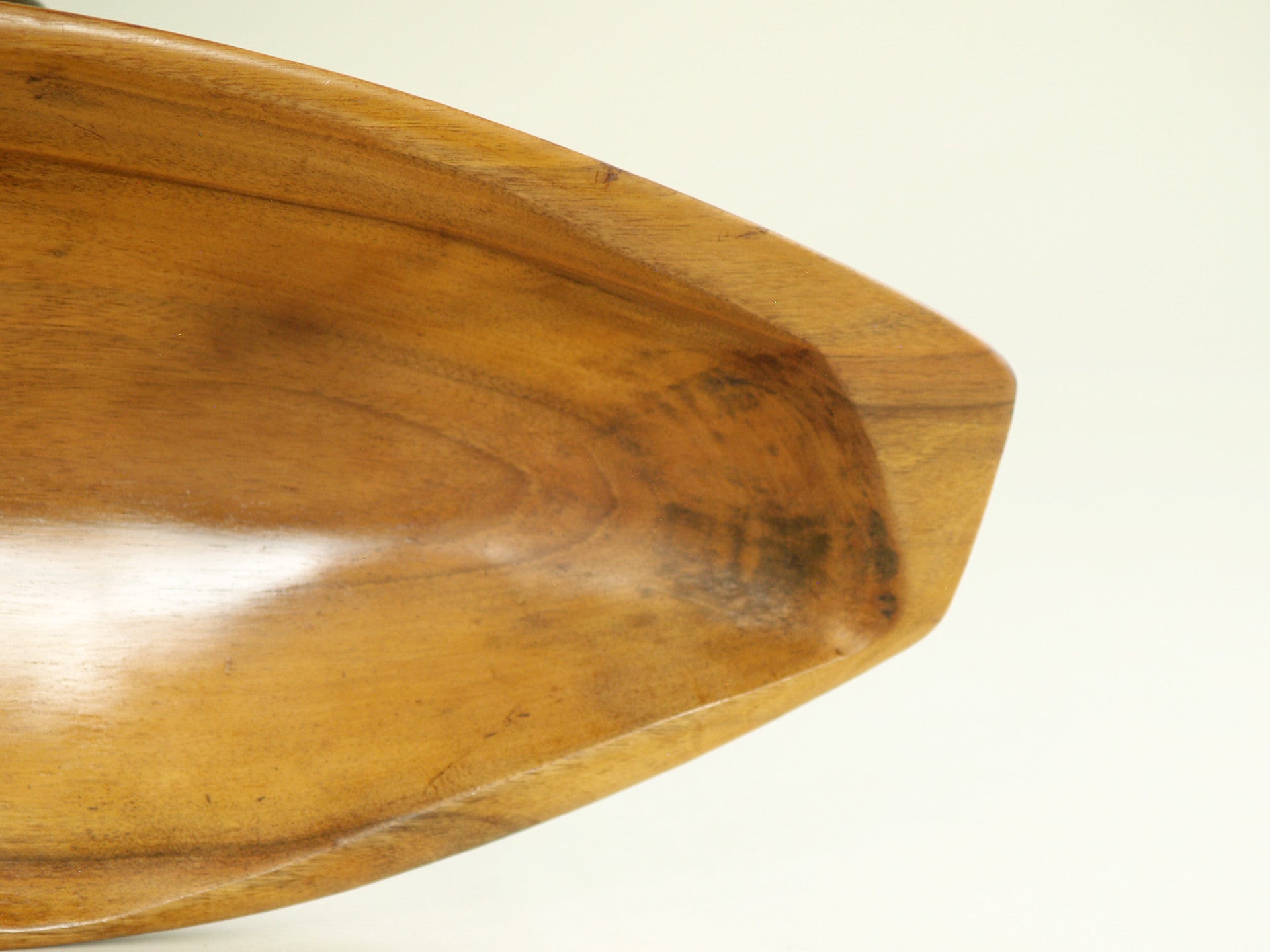 Rare coupe monoxyle de forme libre en sycomore, France (vers 1955)..Rare sycamore freeform carved bowl, France (circa 1955)