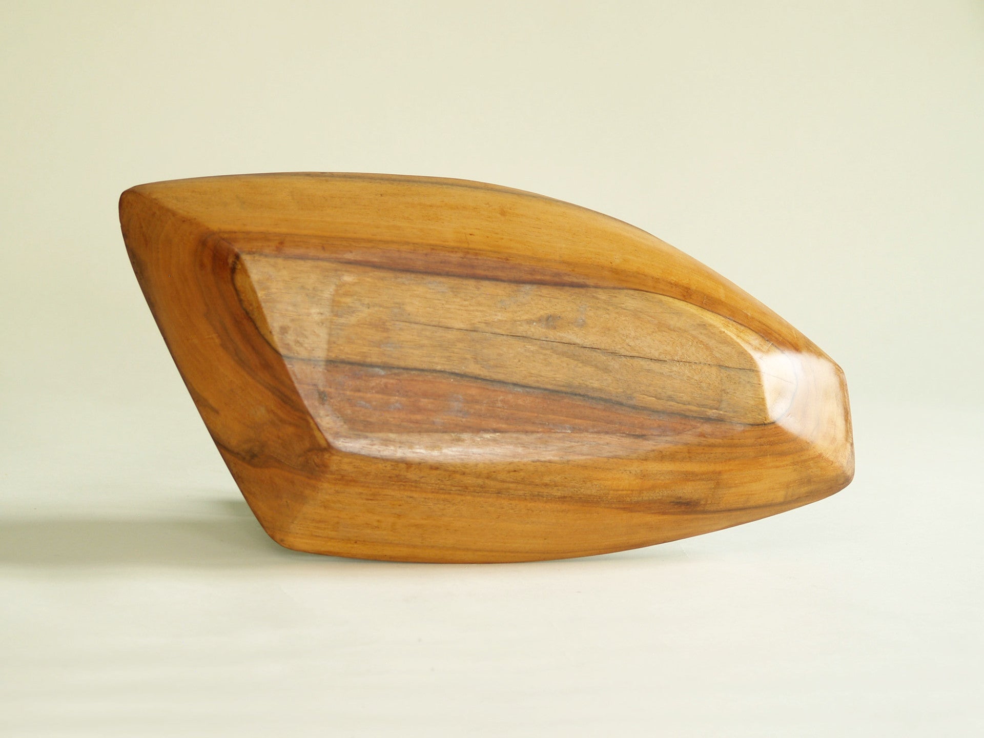 Rare coupe monoxyle de forme libre en sycomore, France (vers 1955)..Rare sycamore freeform carved bowl, France (circa 1955)