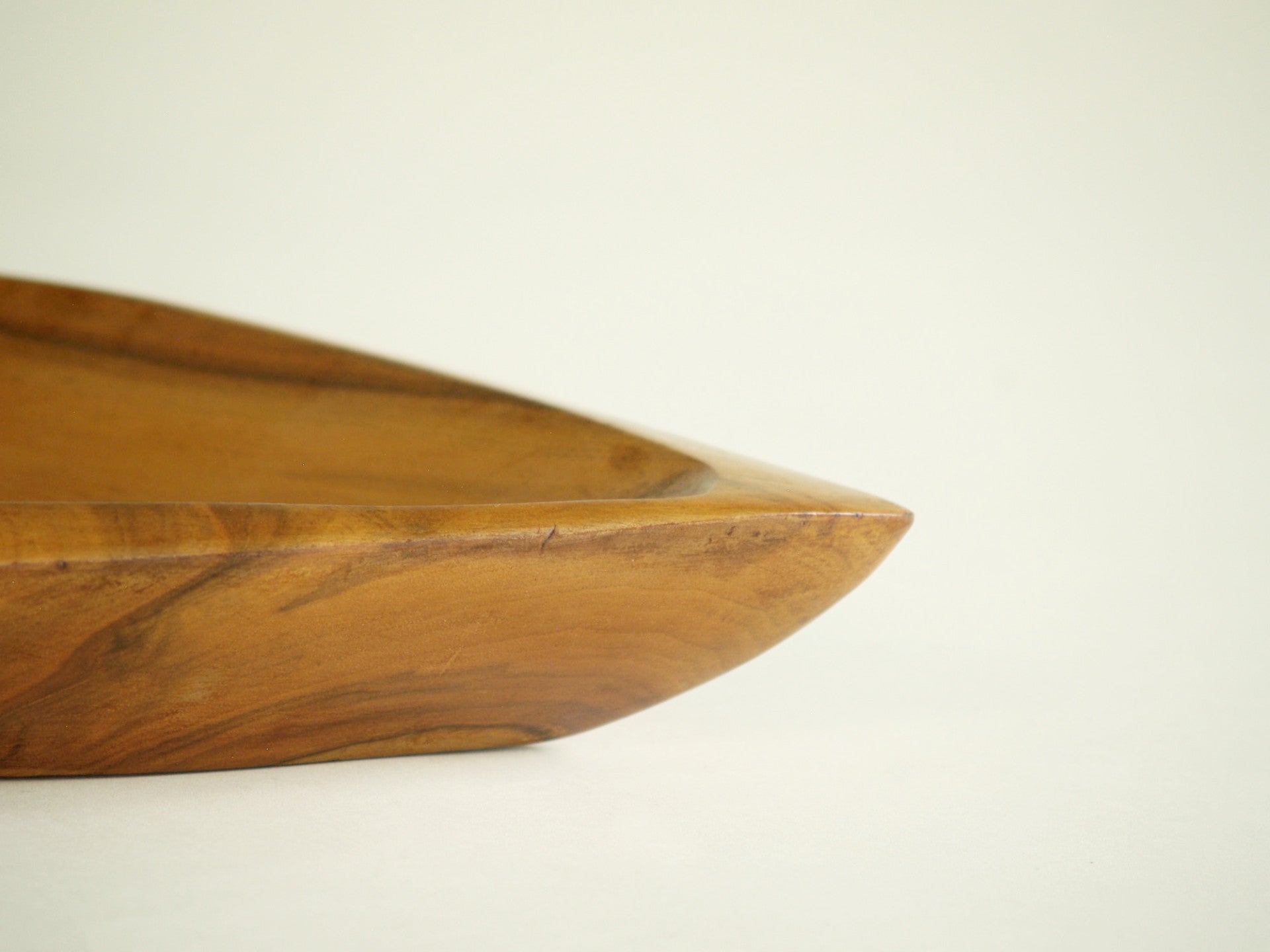 Rare coupe monoxyle de forme libre en sycomore, France (vers 1955)..Rare sycamore freeform carved bowl, France (circa 1955)