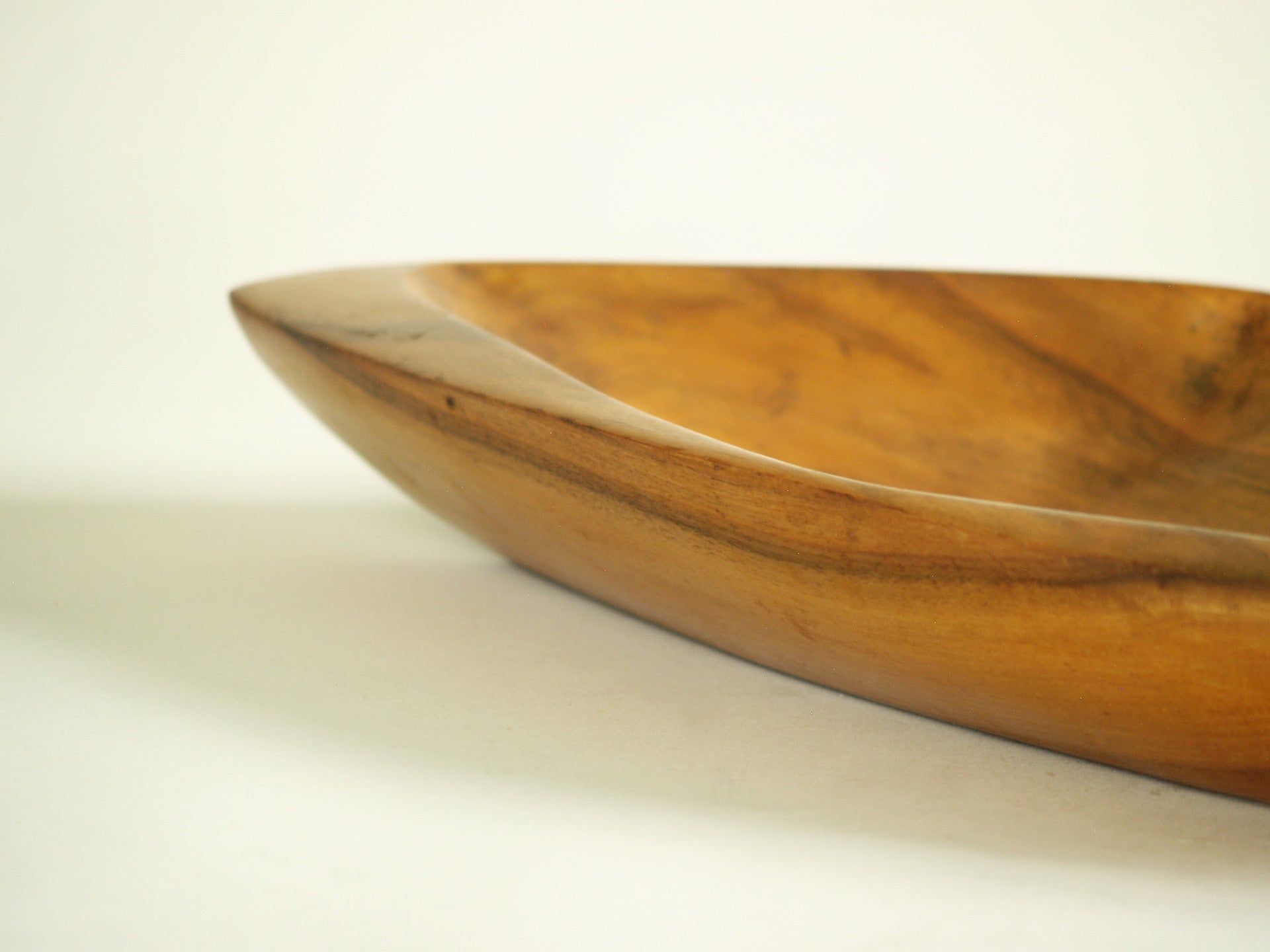 Rare coupe monoxyle de forme libre en sycomore, France (vers 1955)..Rare sycamore freeform carved bowl, France (circa 1955)
