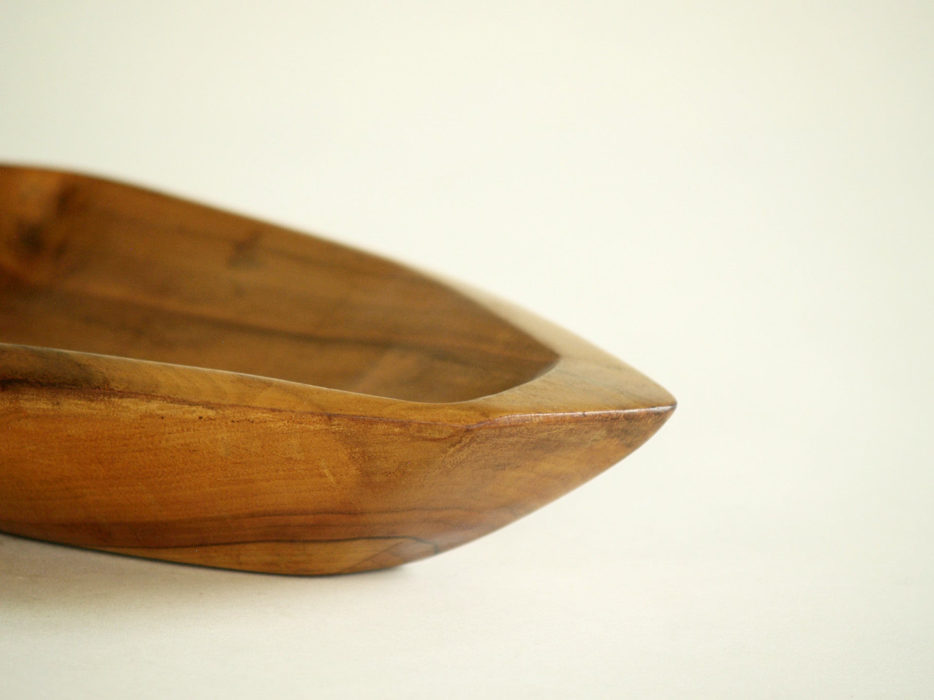 Rare coupe monoxyle de forme libre en sycomore, France (vers 1955)..Rare sycamore freeform carved bowl, France (circa 1955)