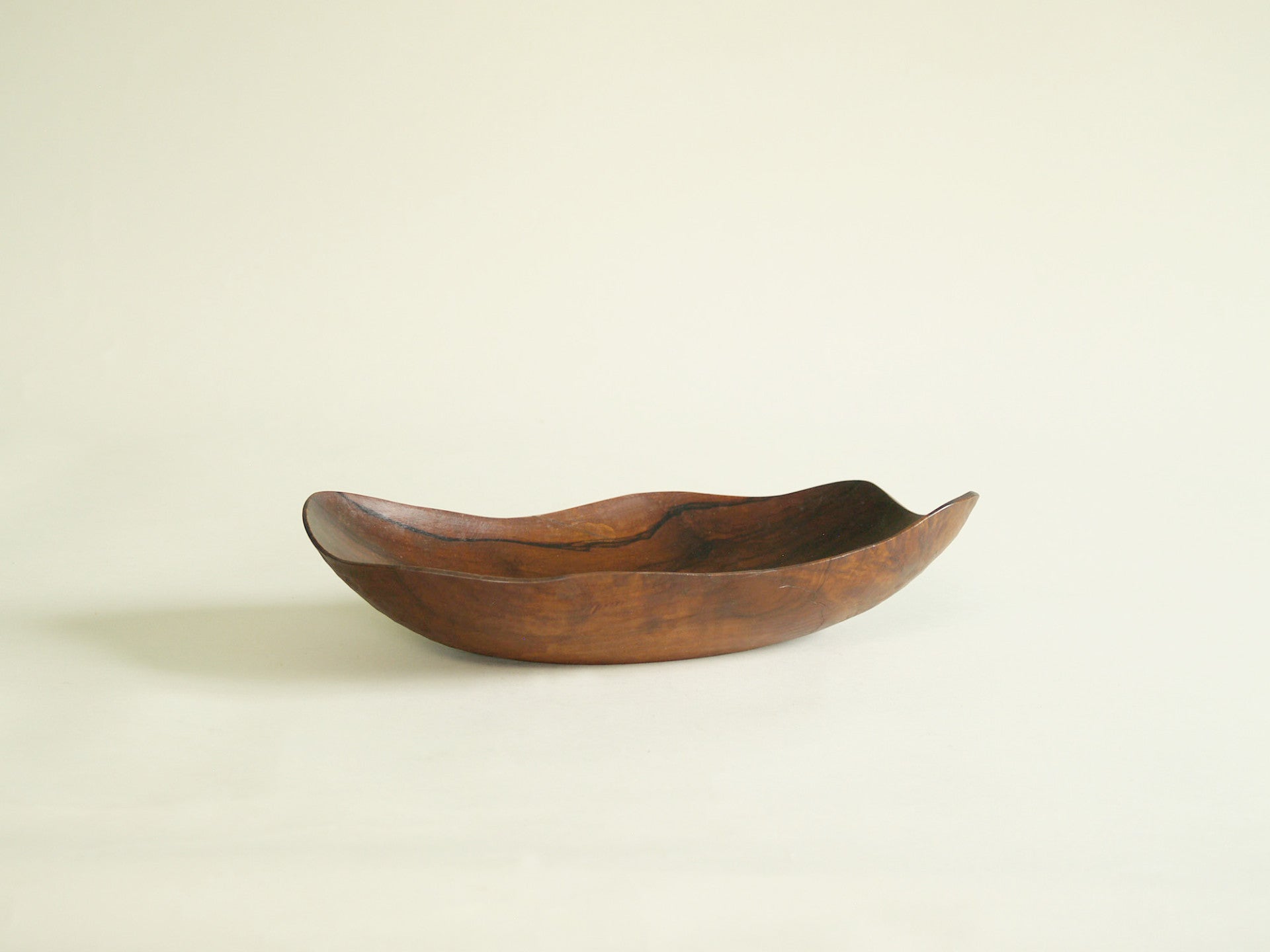 Fine coupe monoxyle de forme libre, France (vers 1955)..Fine carved freeform bowl, France (circa 1955)