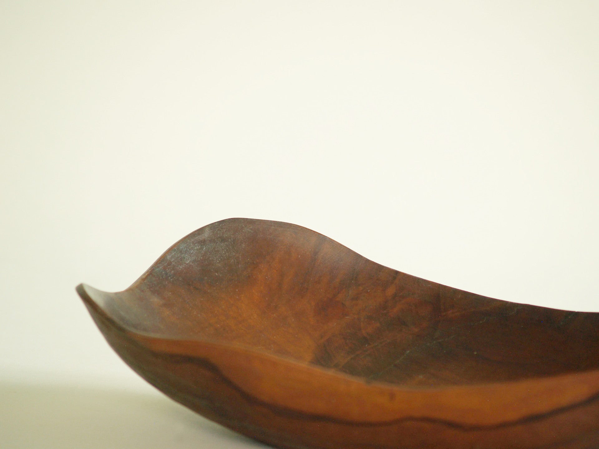 Fine coupe monoxyle de forme libre, France (vers 1955)..Fine carved freeform bowl, France (circa 1955)