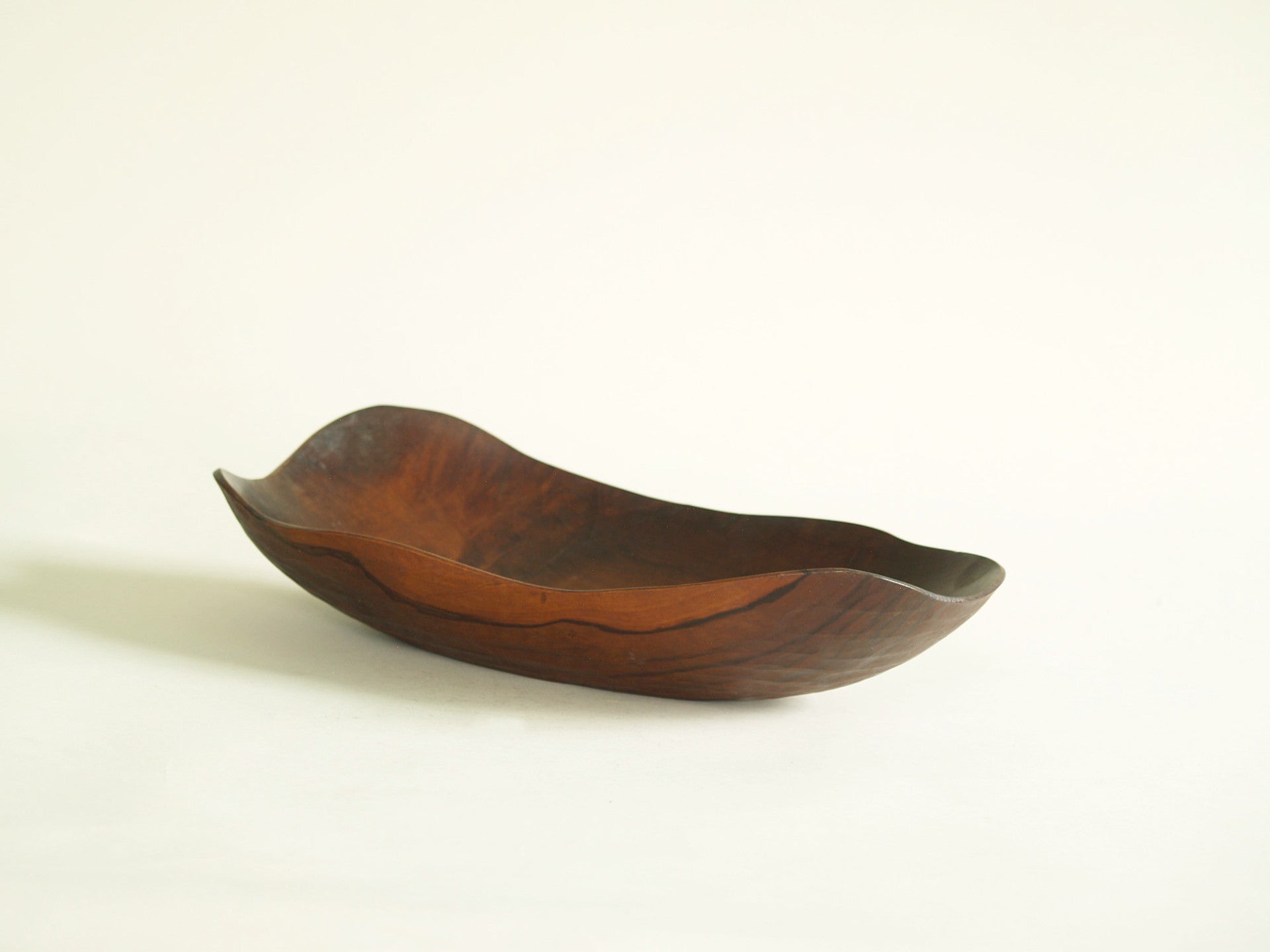 Fine coupe monoxyle de forme libre, France (vers 1955)..Fine carved freeform bowl, France (circa 1955)