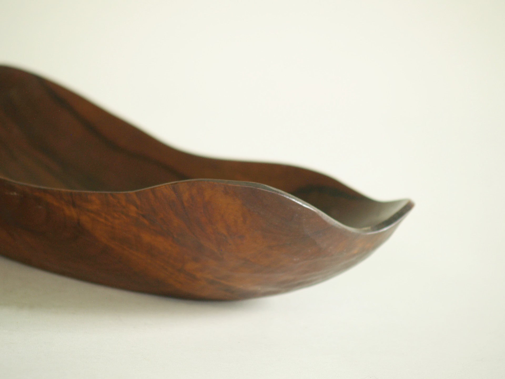 Fine coupe monoxyle de forme libre, France (vers 1955)..Fine carved freeform bowl, France (circa 1955)