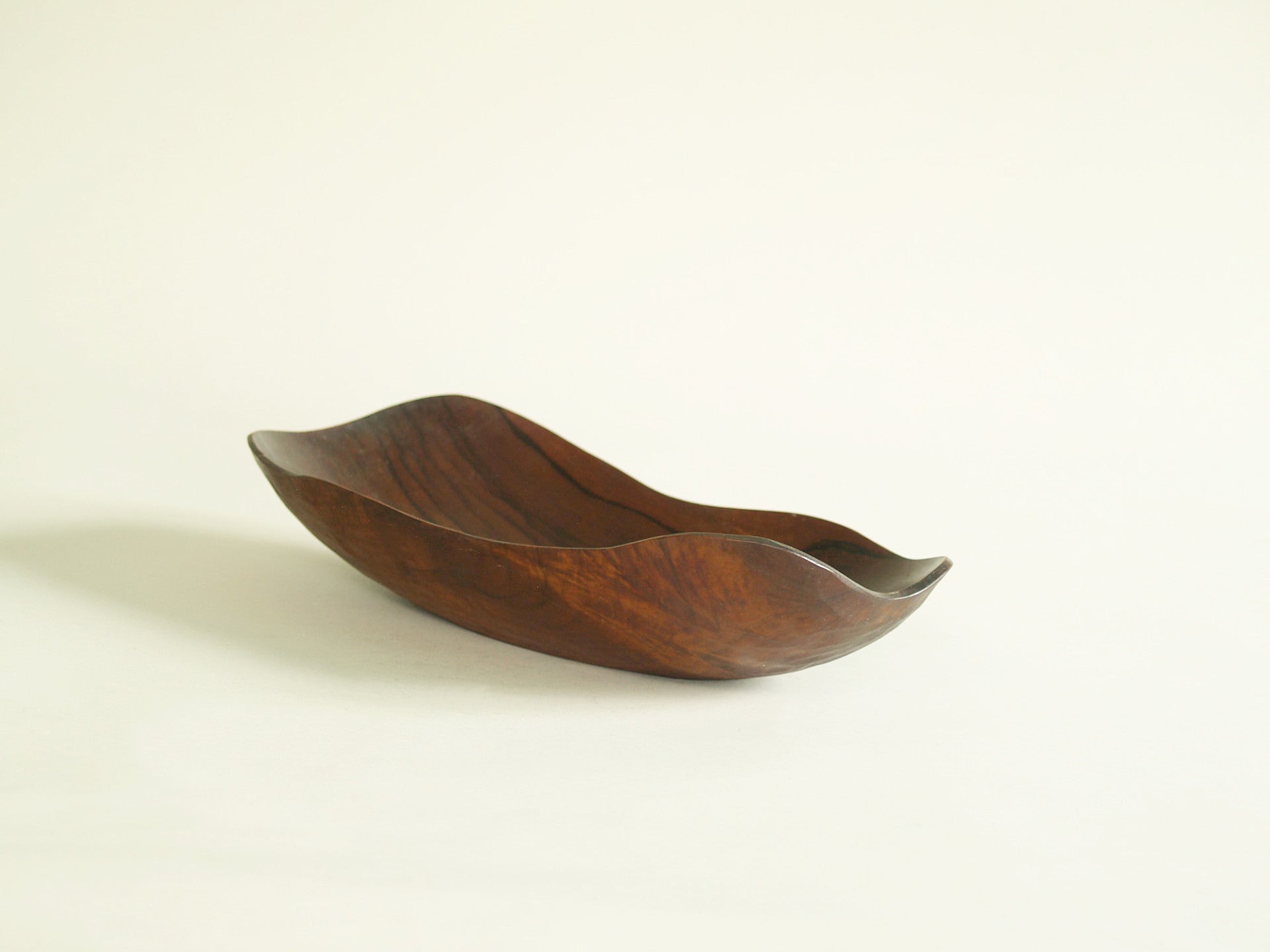 Fine coupe monoxyle de forme libre, France (vers 1955)..Fine carved freeform bowl, France (circa 1955)