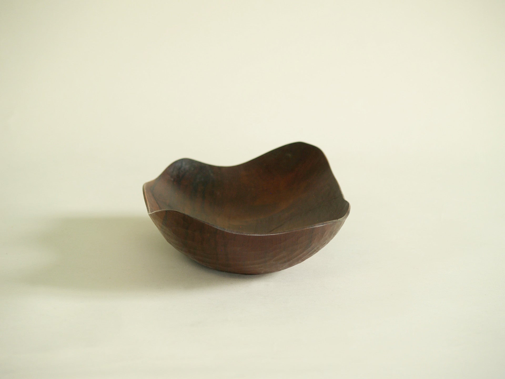 Fine coupe monoxyle de forme libre, France (vers 1955)..Fine carved freeform bowl, France (circa 1955)