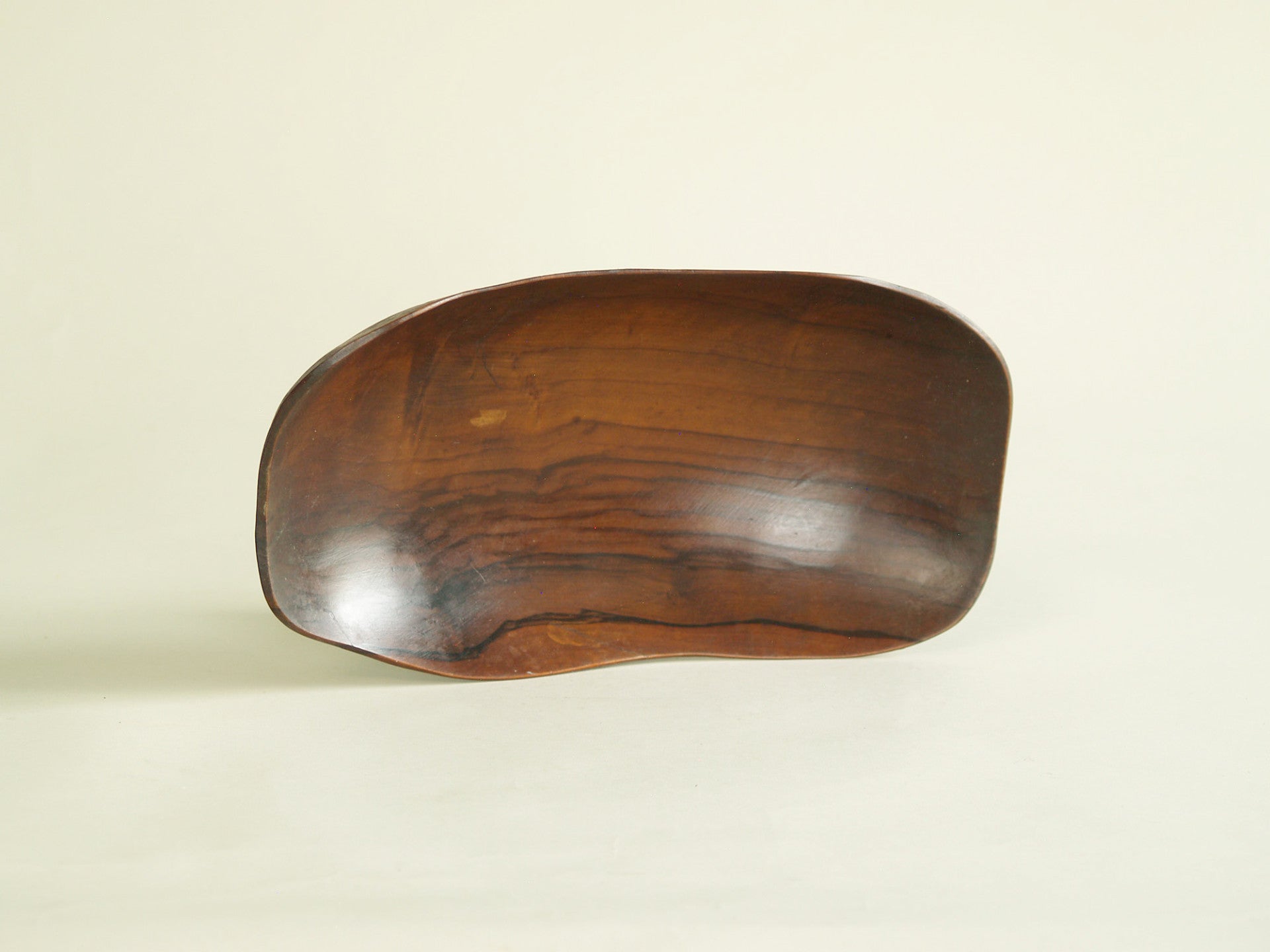Fine coupe monoxyle de forme libre, France (vers 1955)..Fine carved freeform bowl, France (circa 1955)