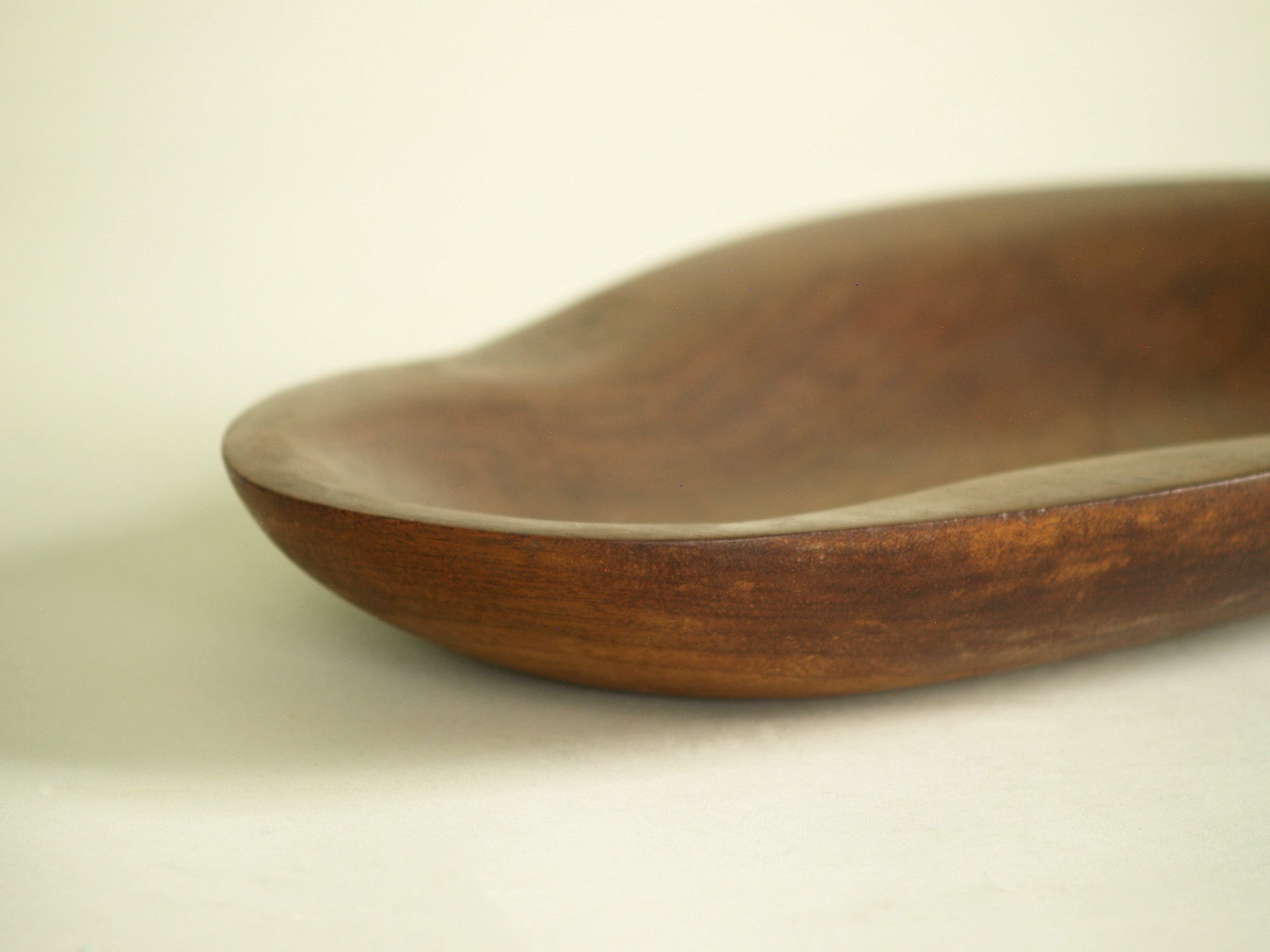 Coupe monoxyle ovale en sycomore, France (vers 1960)..Sycamore Ovoïd carved bowl, France (circa 1960)