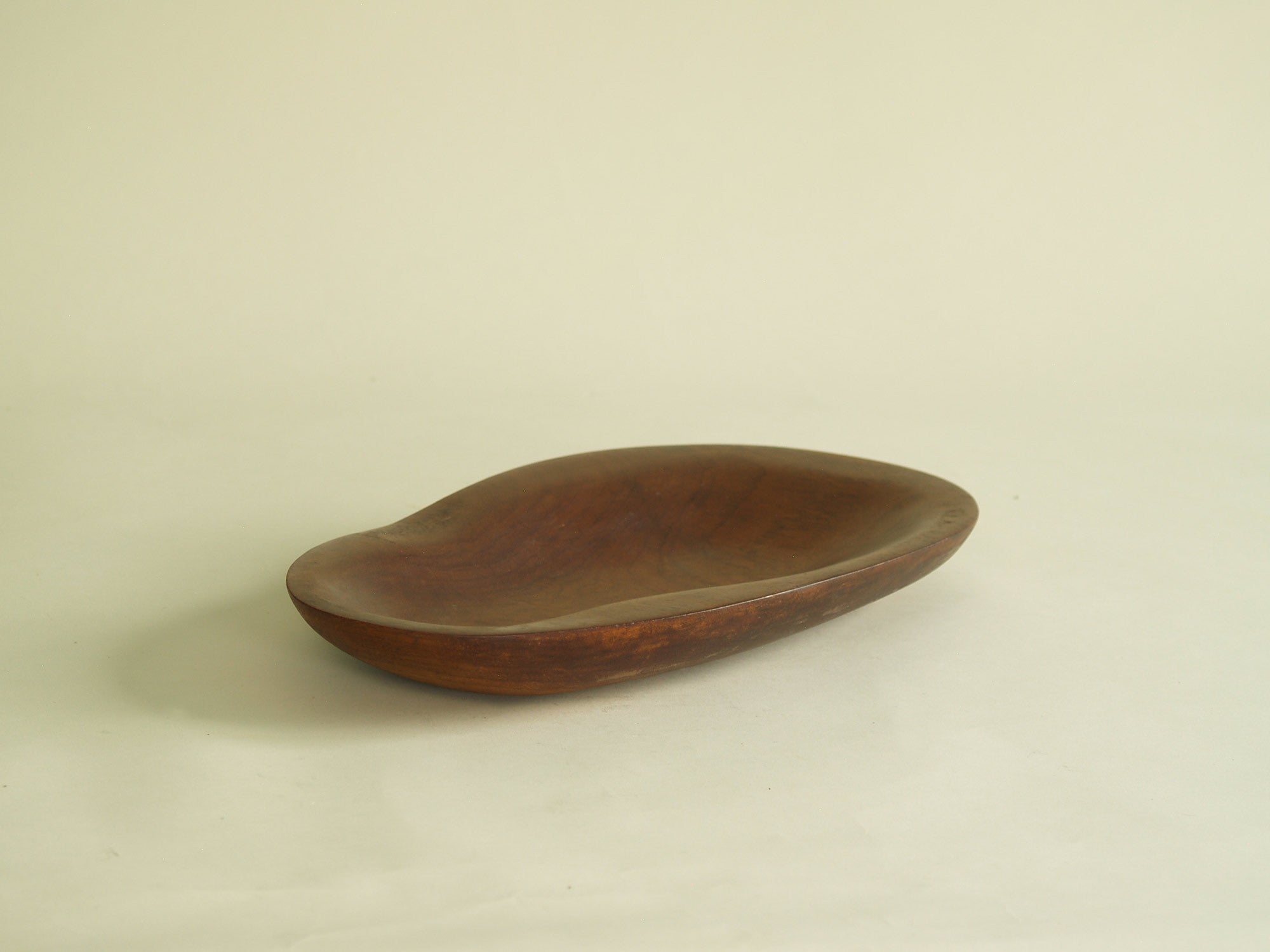 Coupe monoxyle ovale en sycomore, France (vers 1960)..Sycamore Ovoïd carved bowl, France (circa 1960)