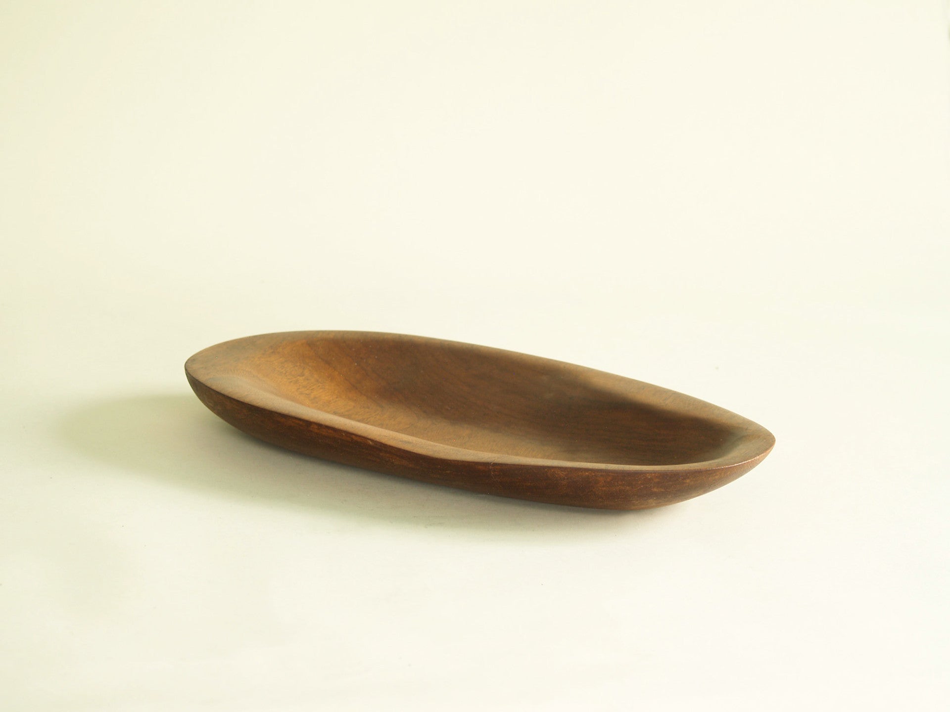 Coupe monoxyle ovale en sycomore, France (vers 1960)..Sycamore Ovoïd carved bowl, France (circa 1960)