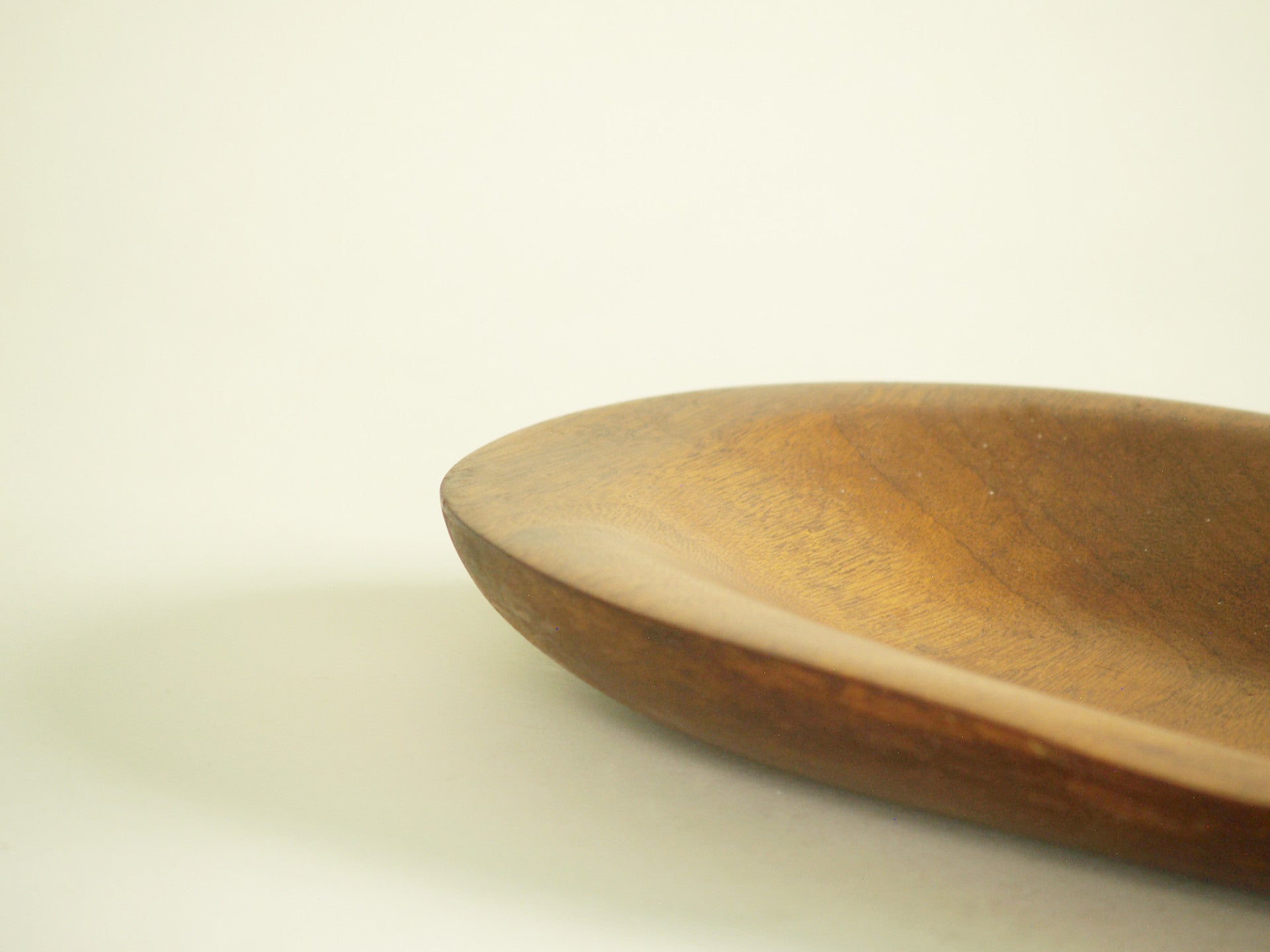 Coupe monoxyle ovale en sycomore, France (vers 1960)..Sycamore Ovoïd carved bowl, France (circa 1960)
