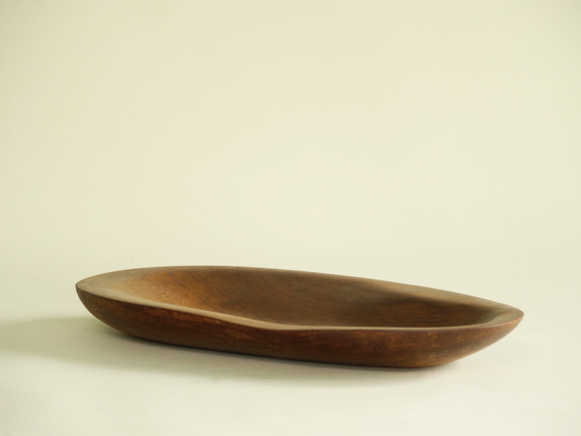 Coupe monoxyle ovale en sycomore, France (vers 1960)..Sycamore Ovoïd carved bowl, France (circa 1960)