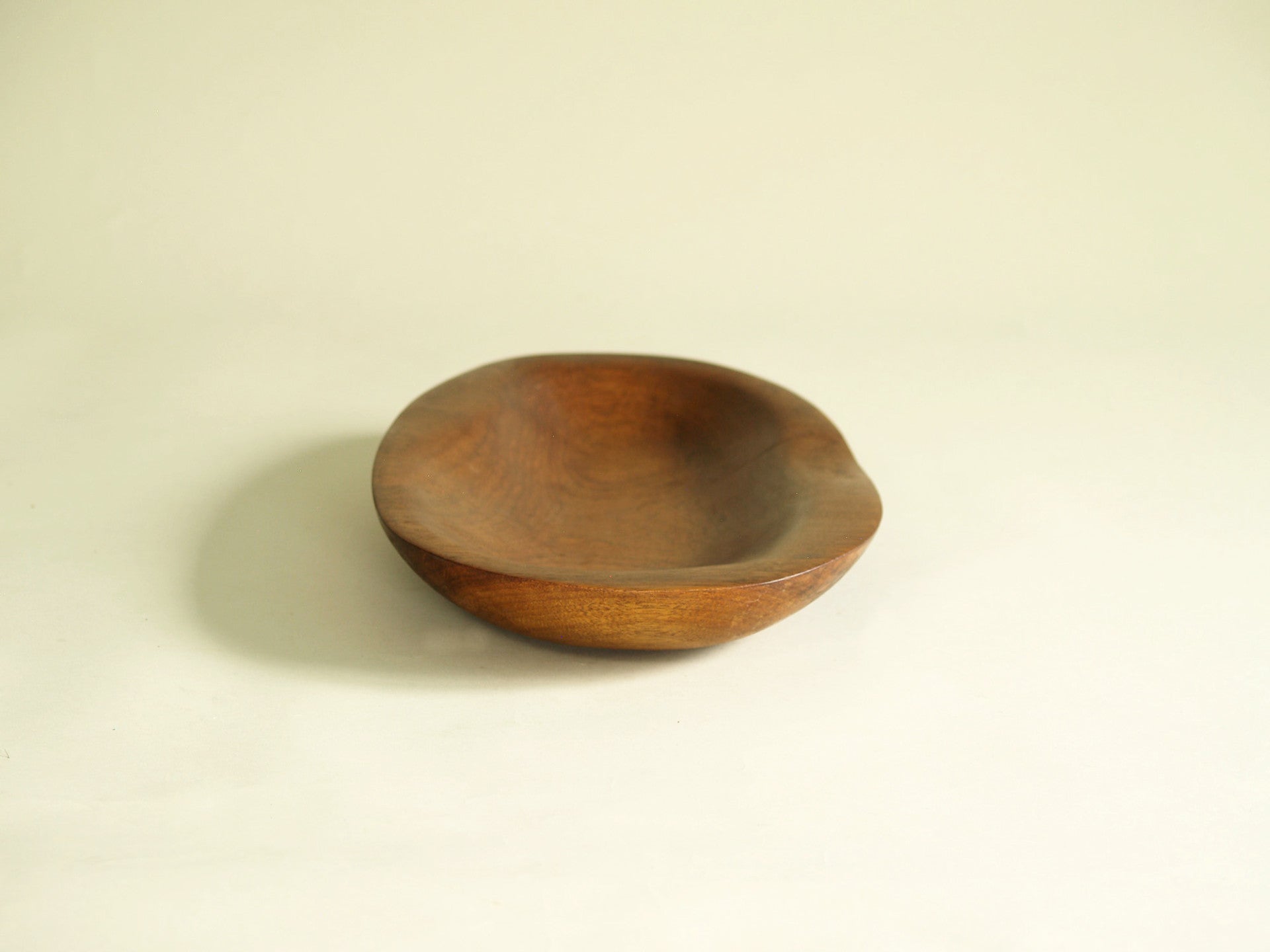 Coupe monoxyle ovale en sycomore, France (vers 1960)..Sycamore Ovoïd carved bowl, France (circa 1960)