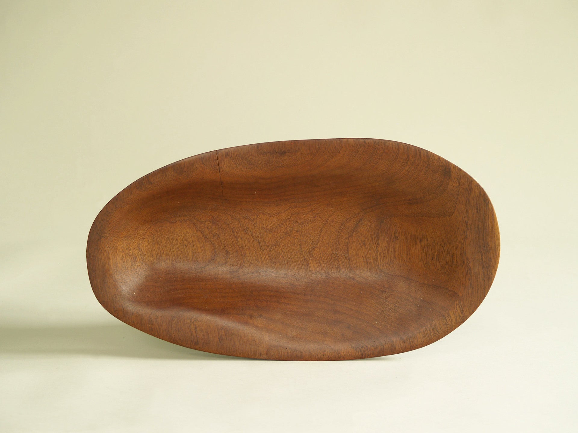 Coupe monoxyle ovale en sycomore, France (vers 1960)..Sycamore Ovoïd carved bowl, France (circa 1960)