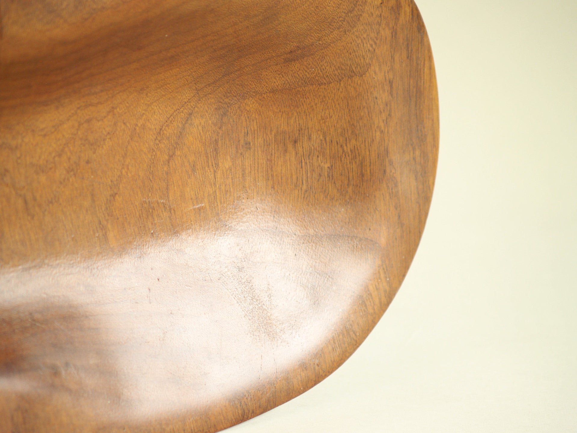 Coupe monoxyle ovale en sycomore, France (vers 1960)..Sycamore Ovoïd carved bowl, France (circa 1960)