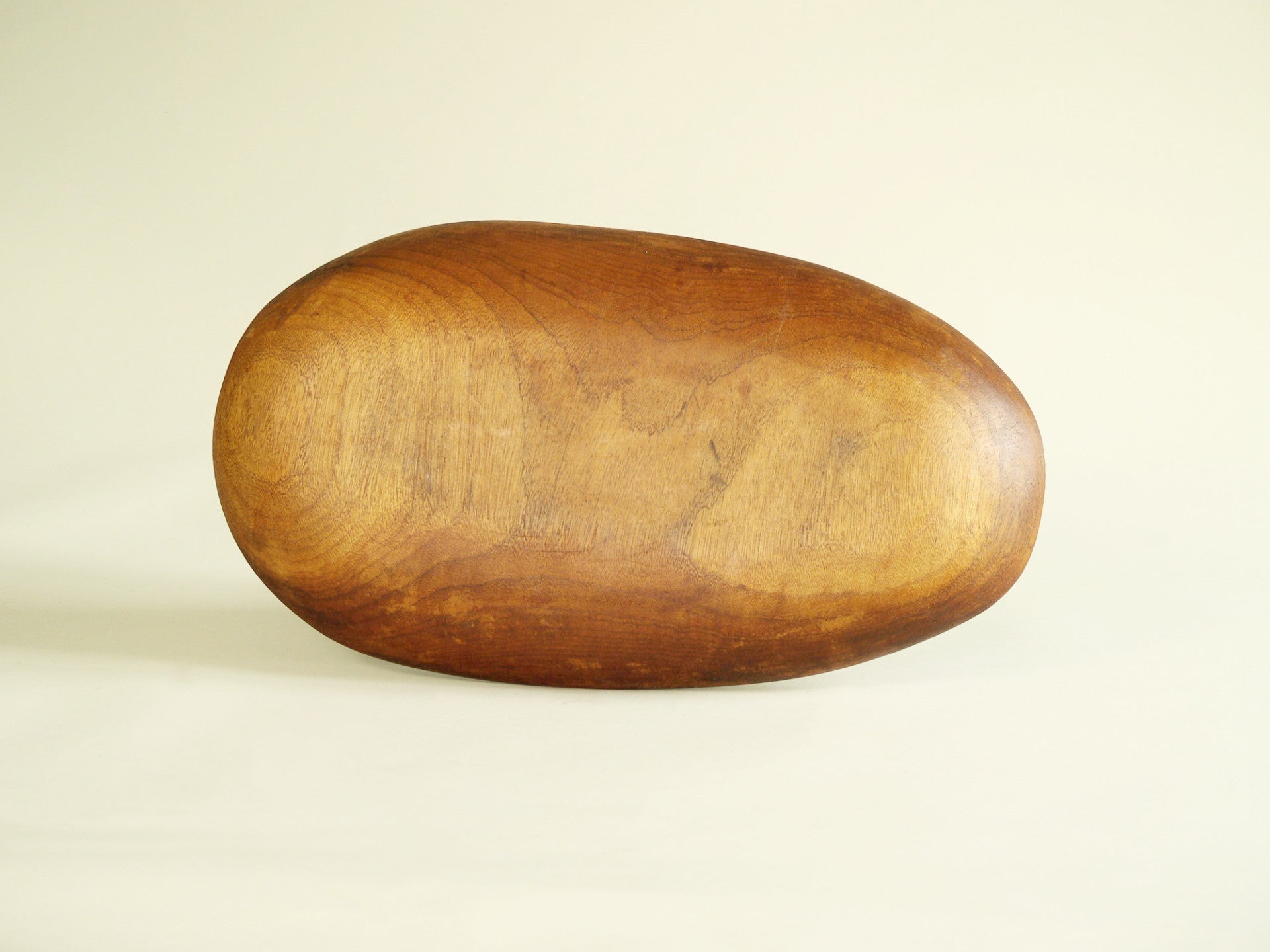 Coupe monoxyle ovale en sycomore, France (vers 1960)..Sycamore Ovoïd carved bowl, France (circa 1960)