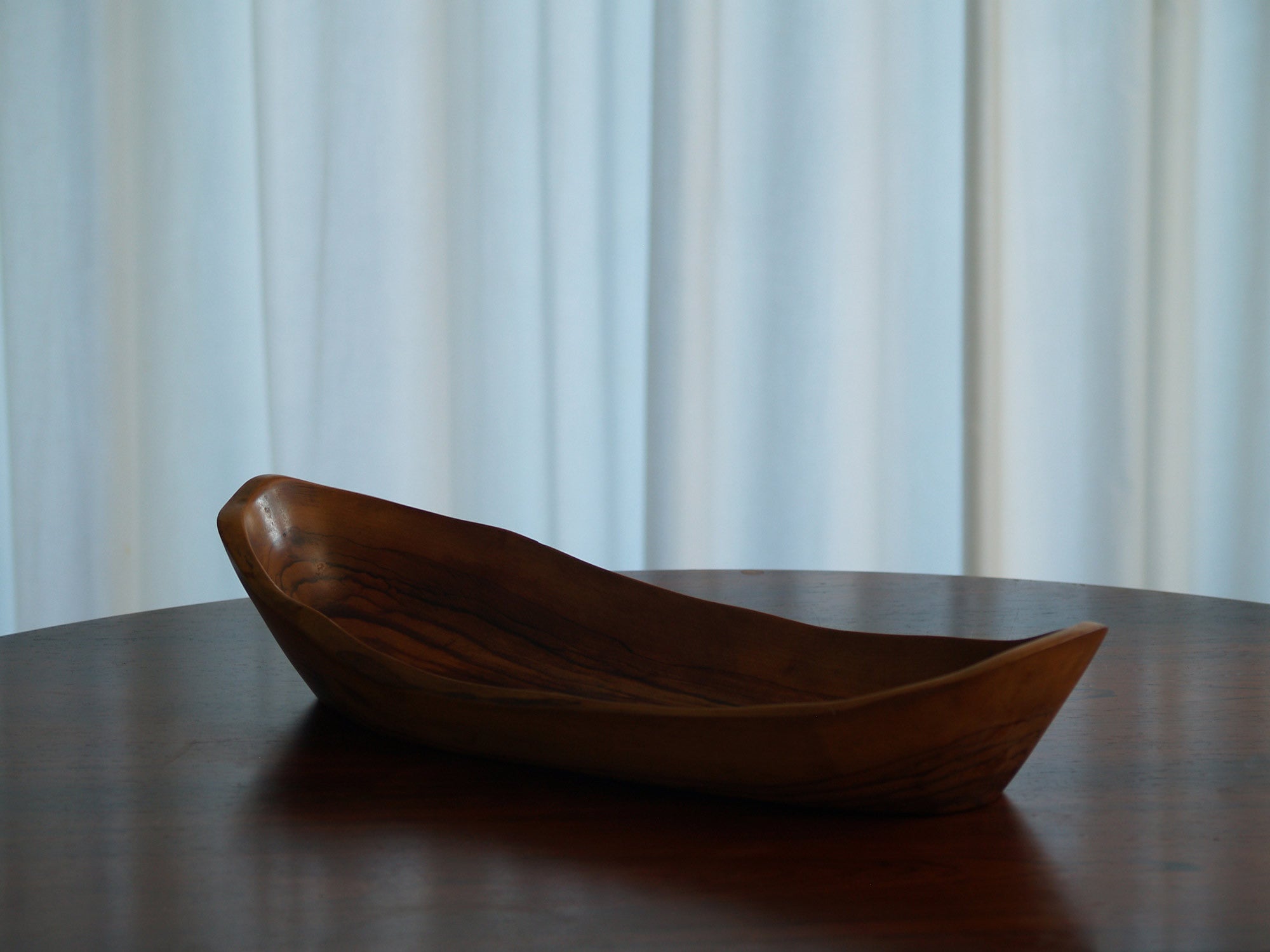 Coupe monoxyle de forme navette, France (vers 1950)..boat-shaped carved bowl, France (circa 1950)