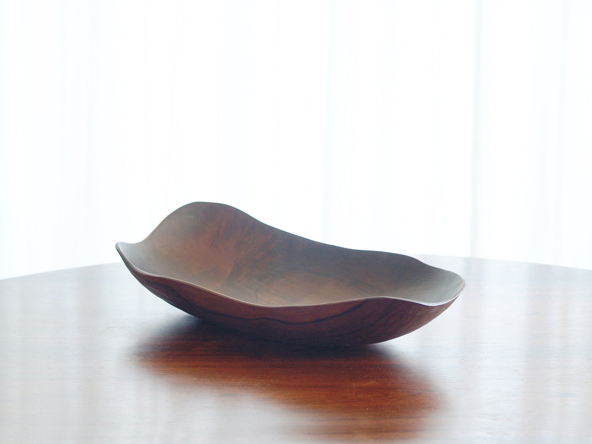 Fine coupe monoxyle de forme libre, France (vers 1955)..Fine carved freeform bowl, France (circa 1955)