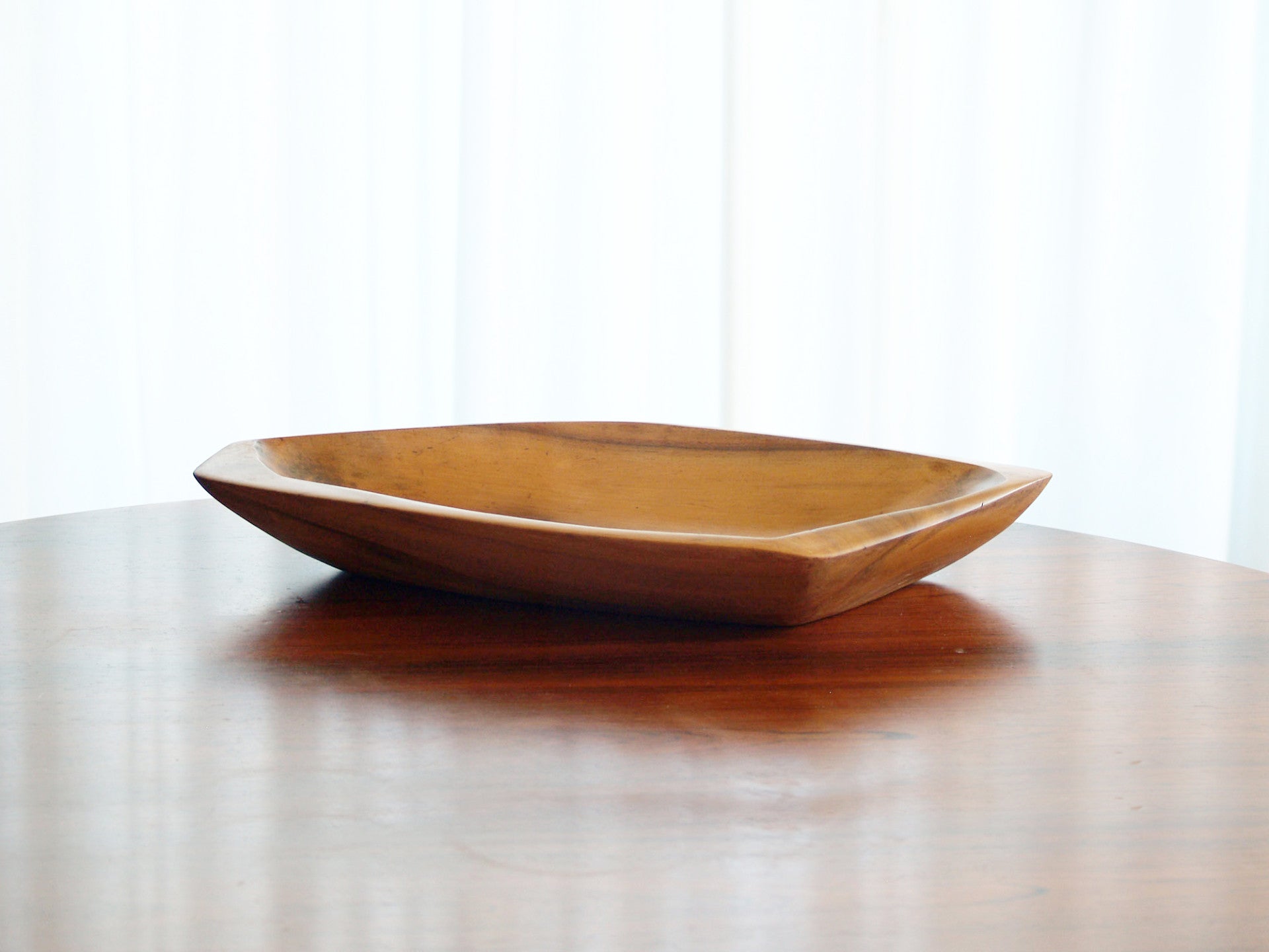 Rare coupe monoxyle de forme libre en sycomore, France (vers 1955)..Rare sycamore freeform carved bowl, France (circa 1955)